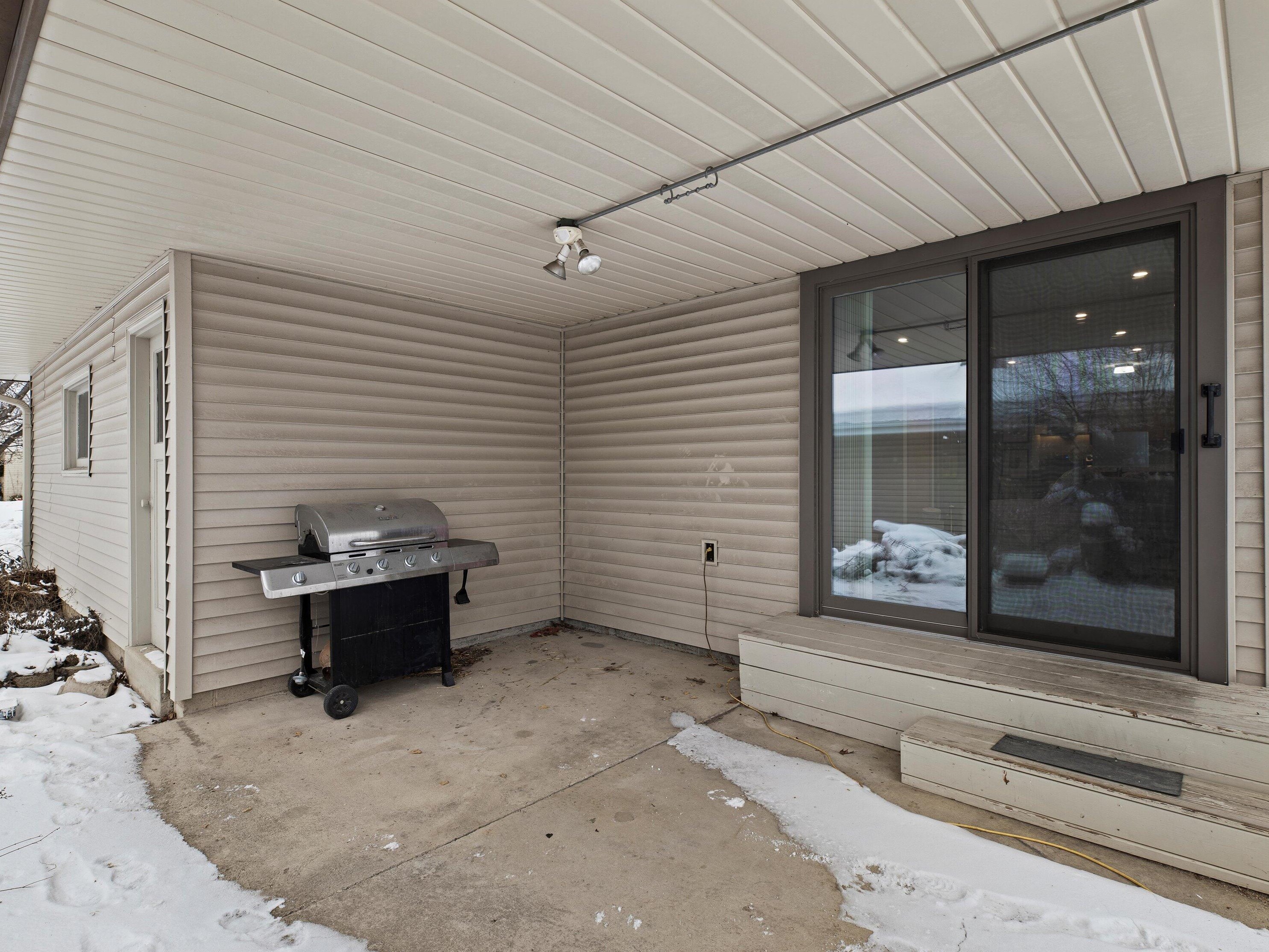 5230 Raven Dr, Greendale WI  53129-2814 exterior