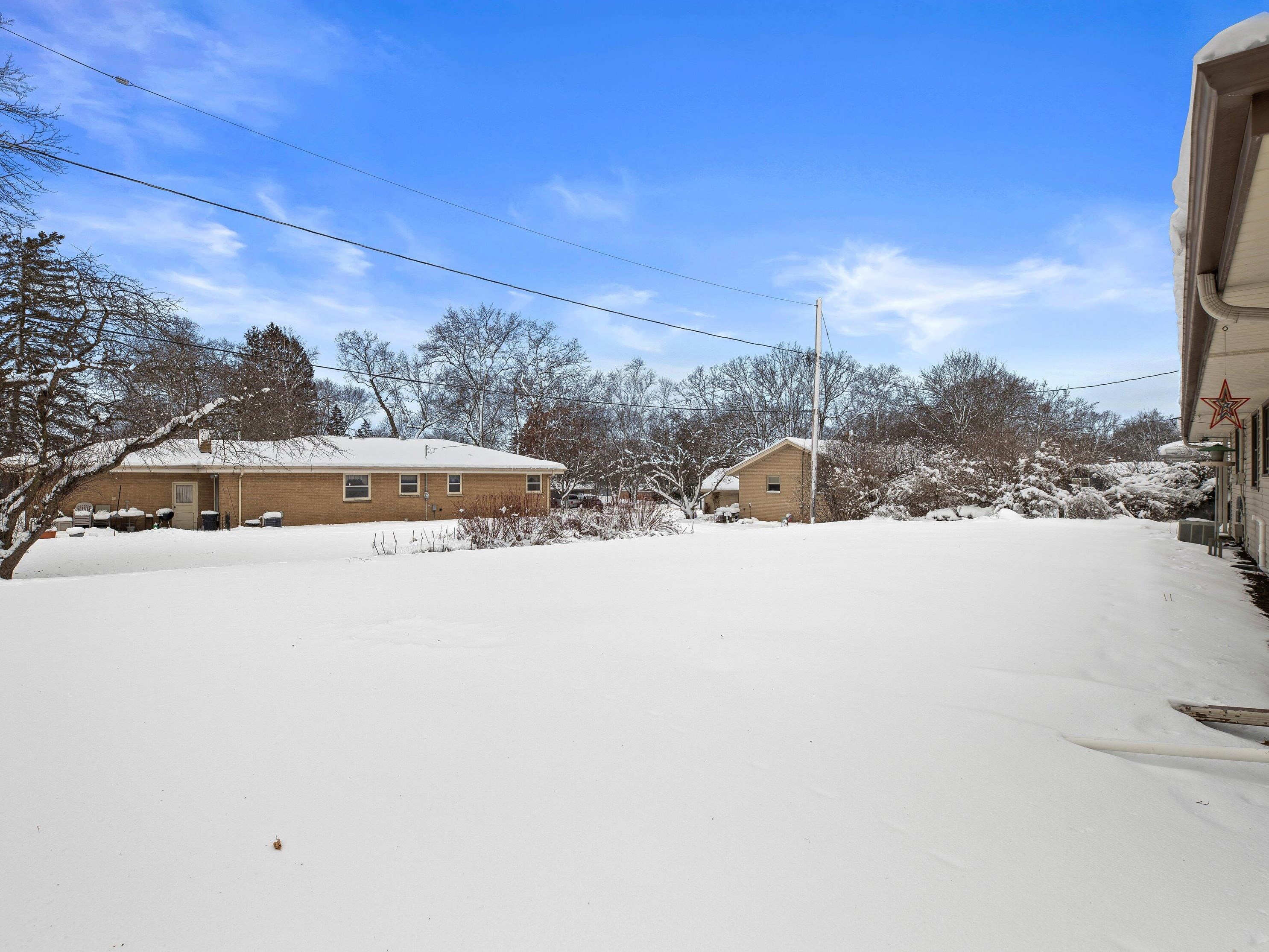 5230 Raven Dr, Greendale WI  53129-2814 exterior