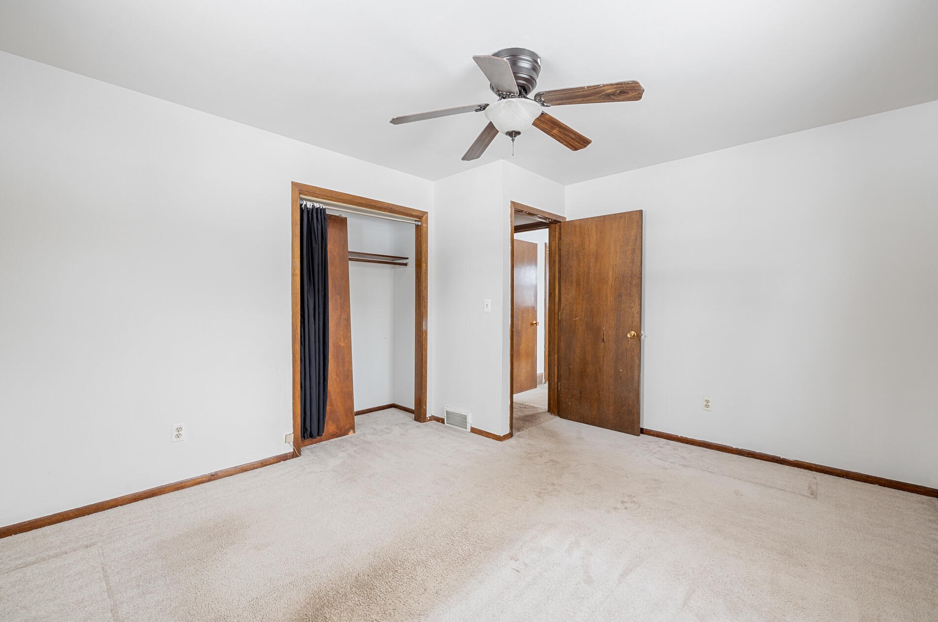 6185 Linden Dr, West Bend WI  53095-9168 exterior