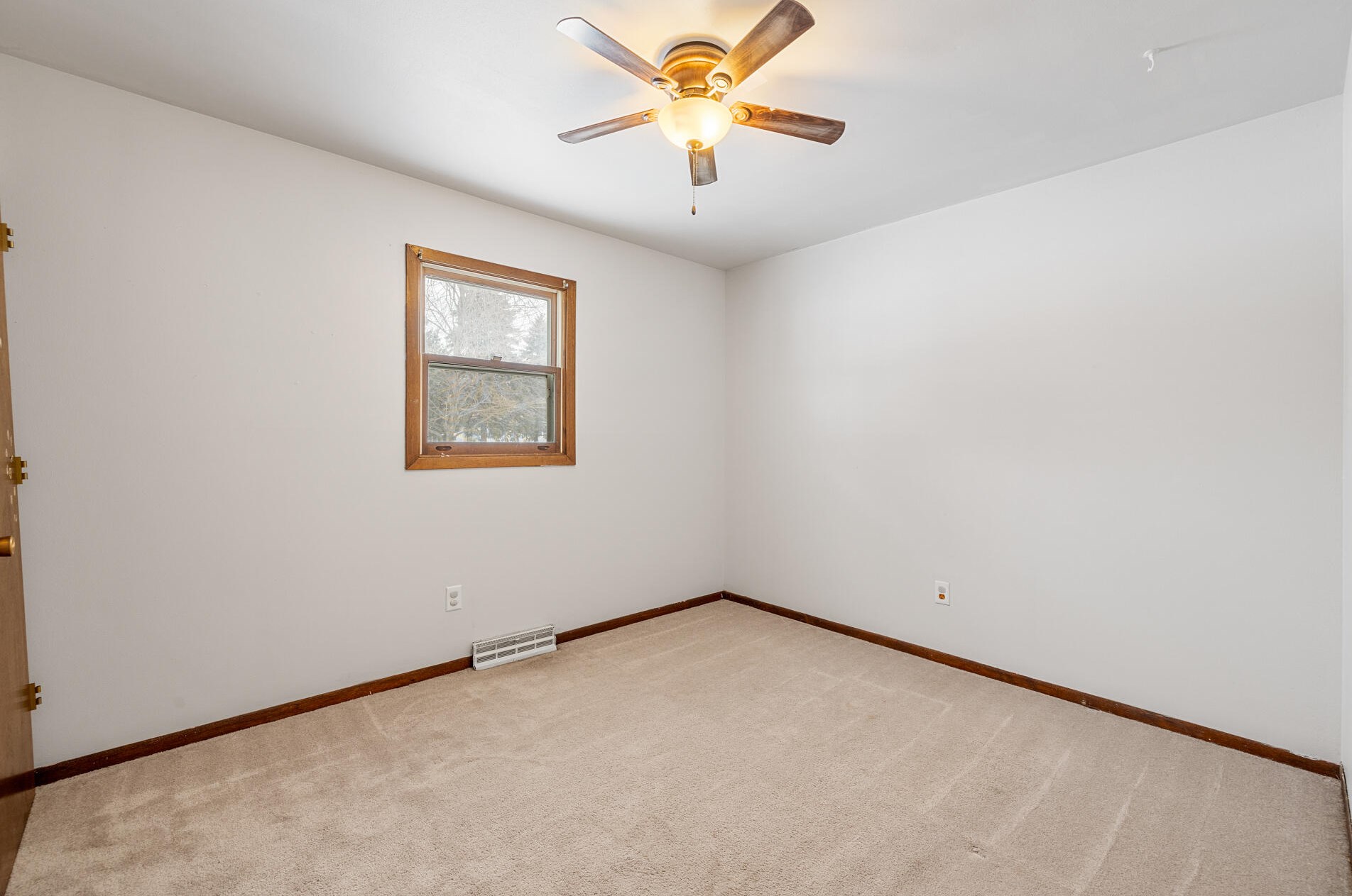 6185 Linden Dr, West Bend WI  53095-9168 exterior