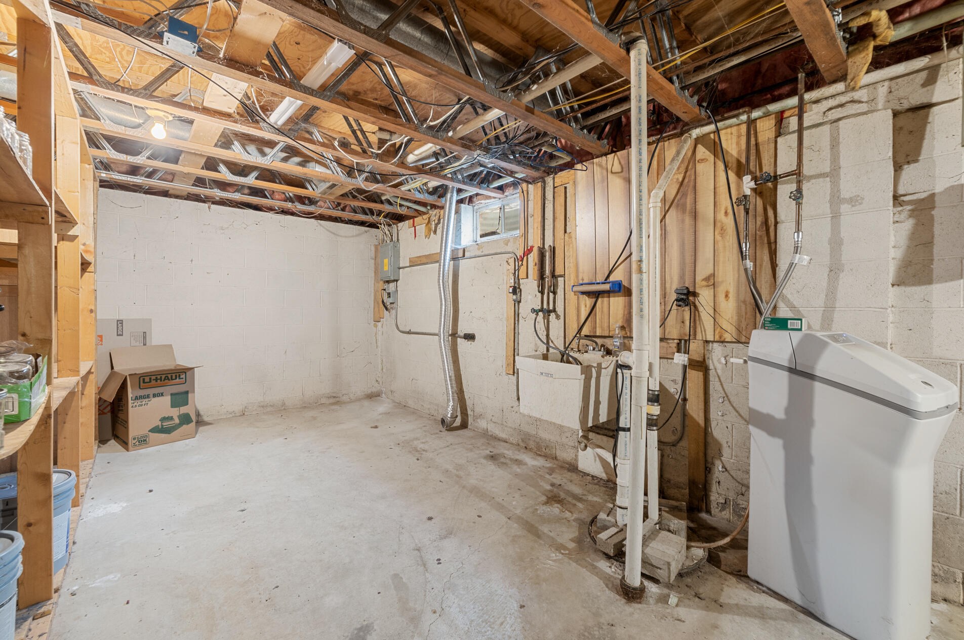 6185 Linden Dr, West Bend WI  53095-9168 exterior