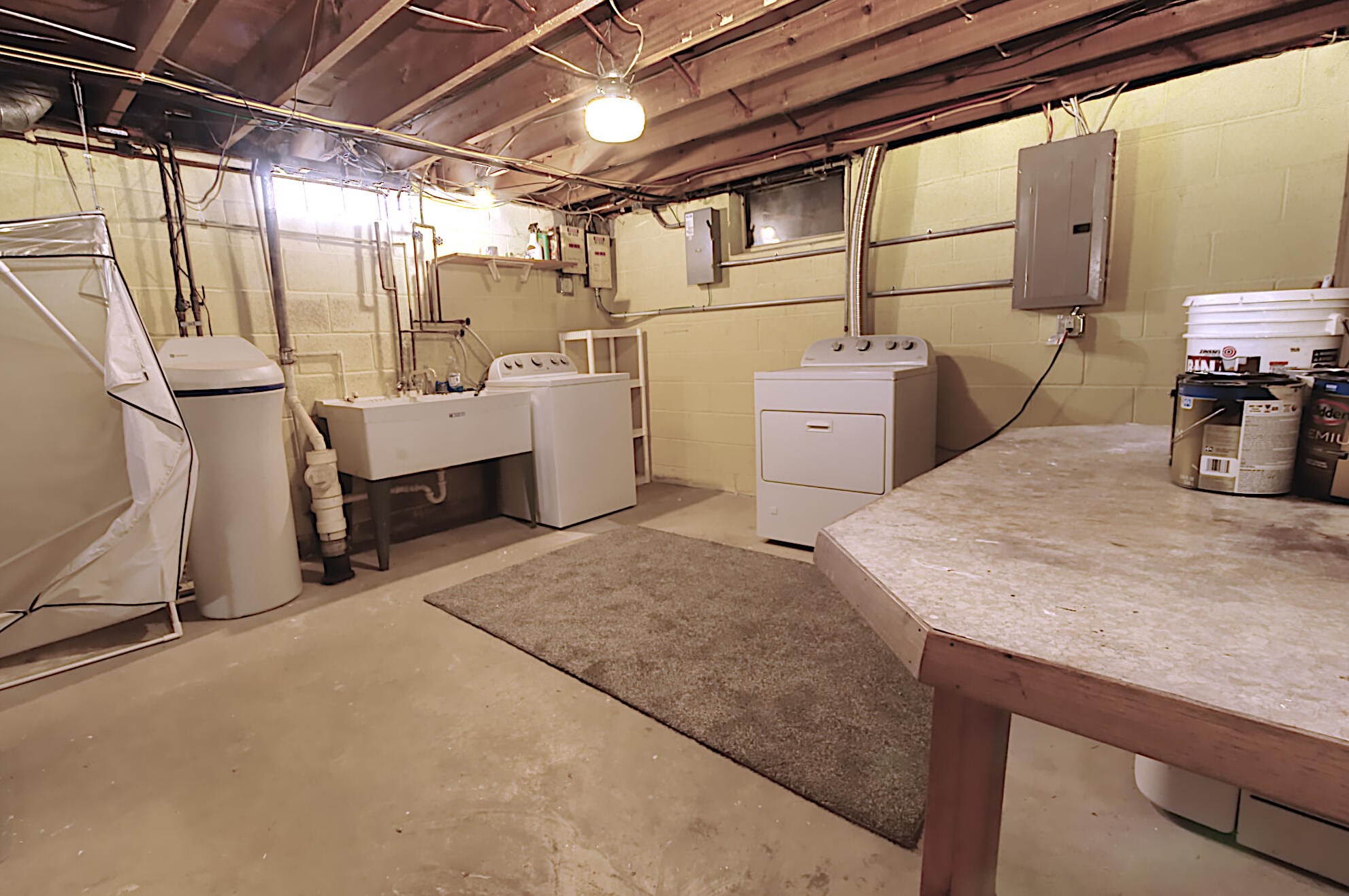 821 Beverly Ln, West Bend WI  53090-2324 exterior