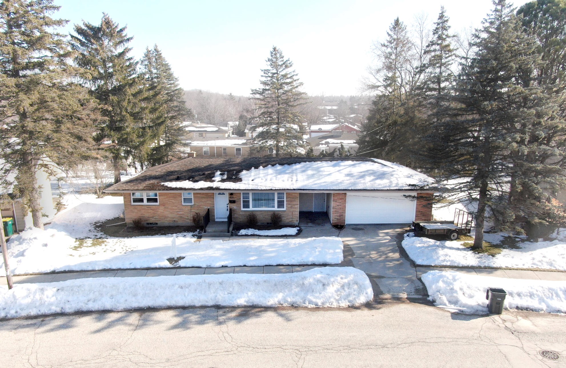 821 Beverly Ln, West Bend WI  53090-2324 exterior