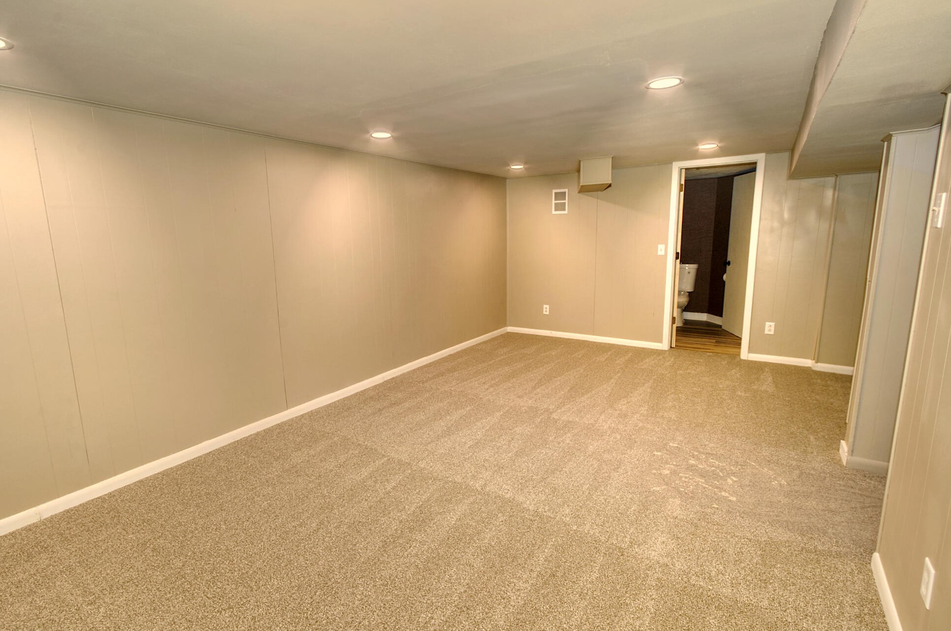 821 Beverly Ln, West Bend WI  53090-2324 exterior