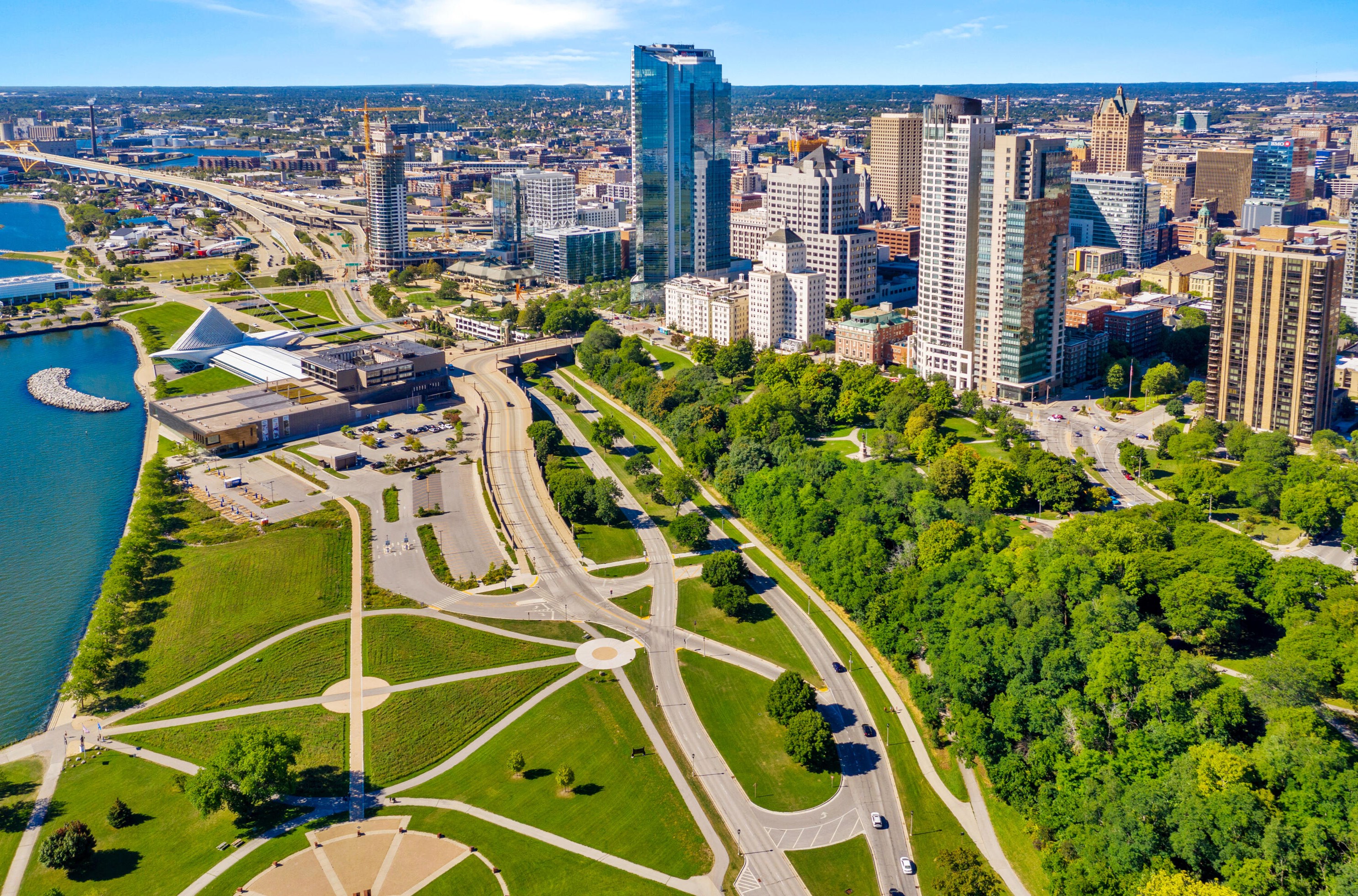 825 Prospect Ave, Milwaukee WI  53202-3915 exterior