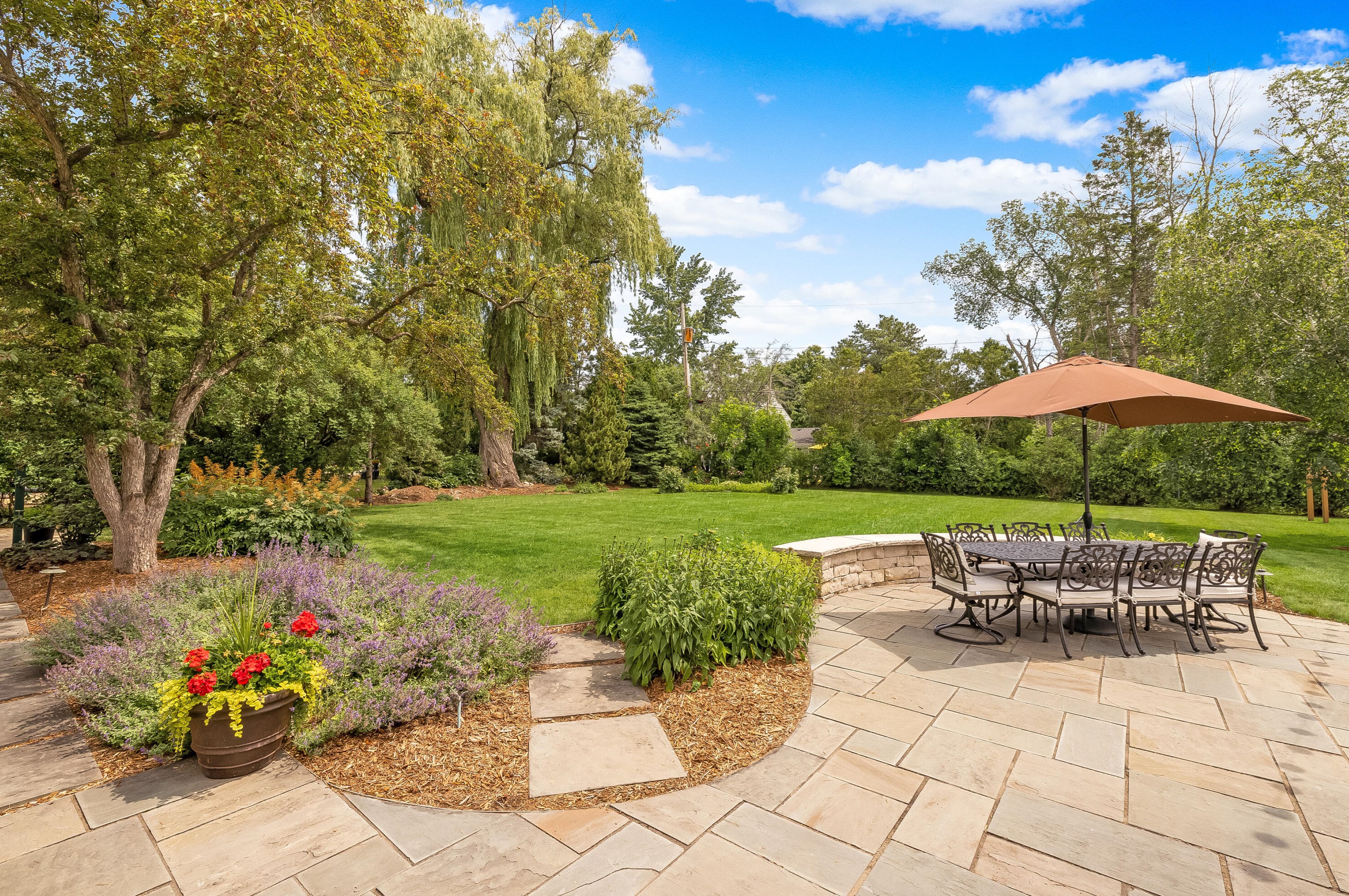 9506 Apple Blossom Ln, Milwaukee WI 53217-4401 exterior