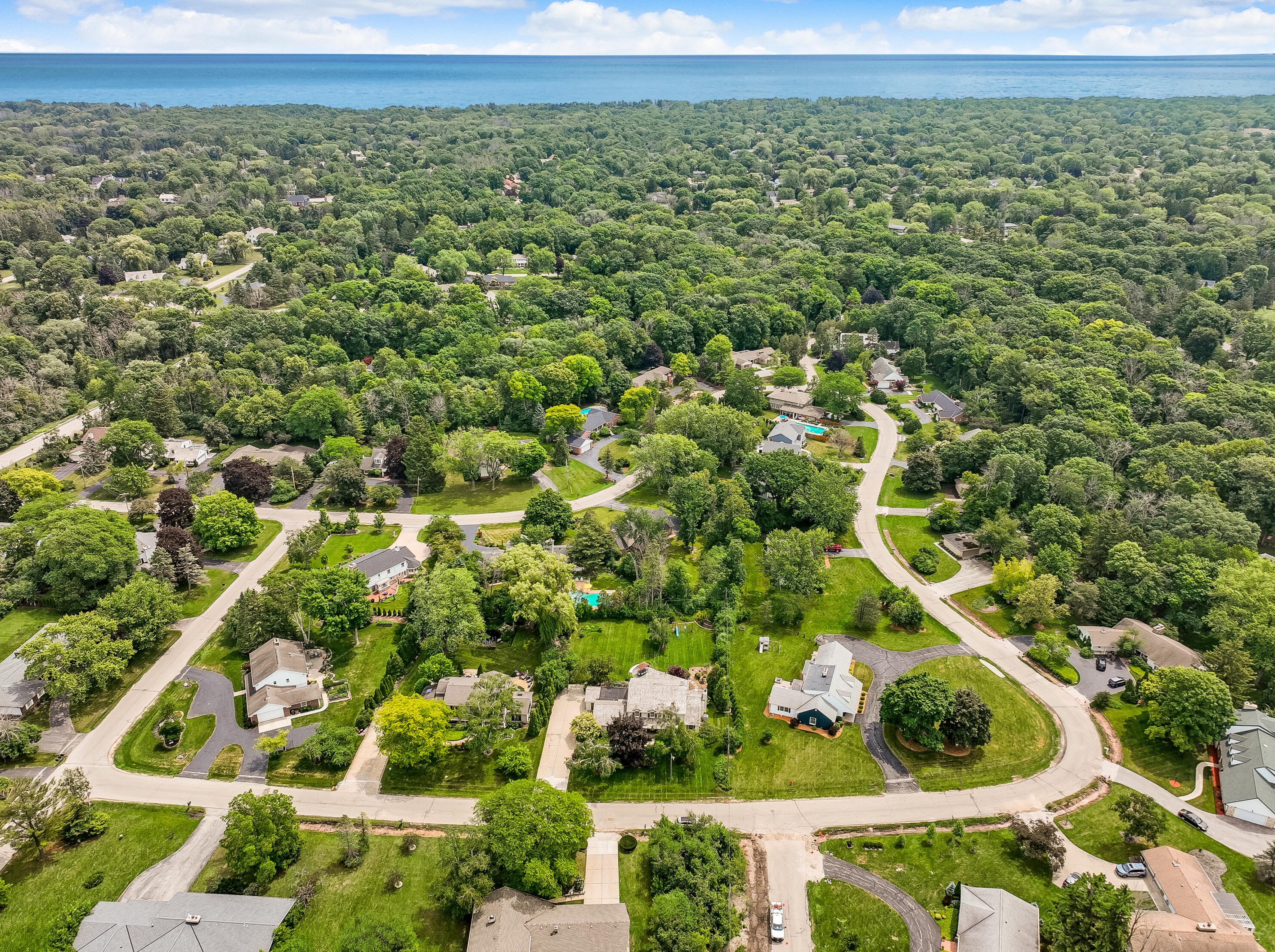 9506 Apple Blossom Ln, Milwaukee WI 53217-4401 exterior