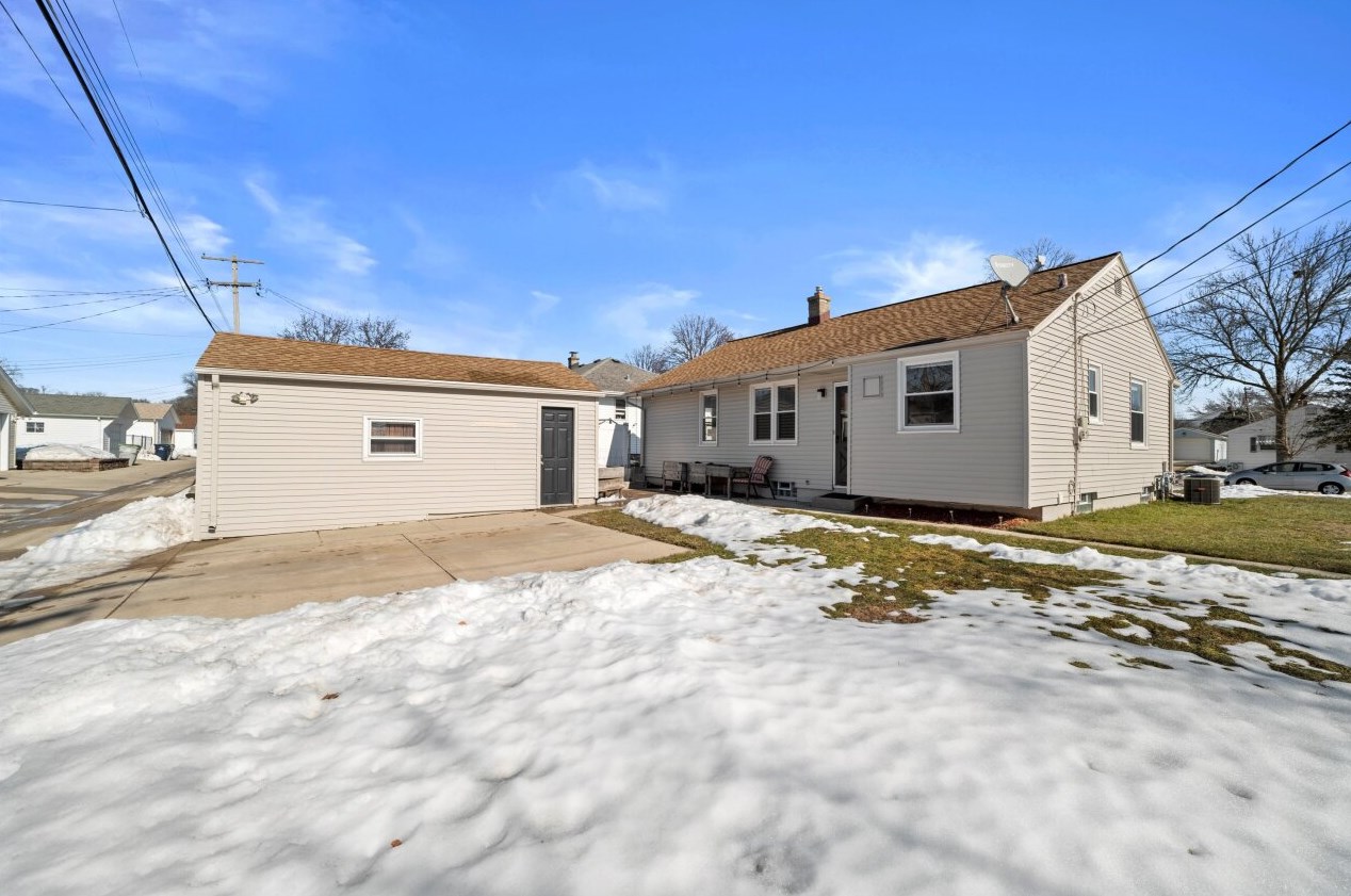 3503 97th Pl, Milwaukee WI  53222-2630 exterior