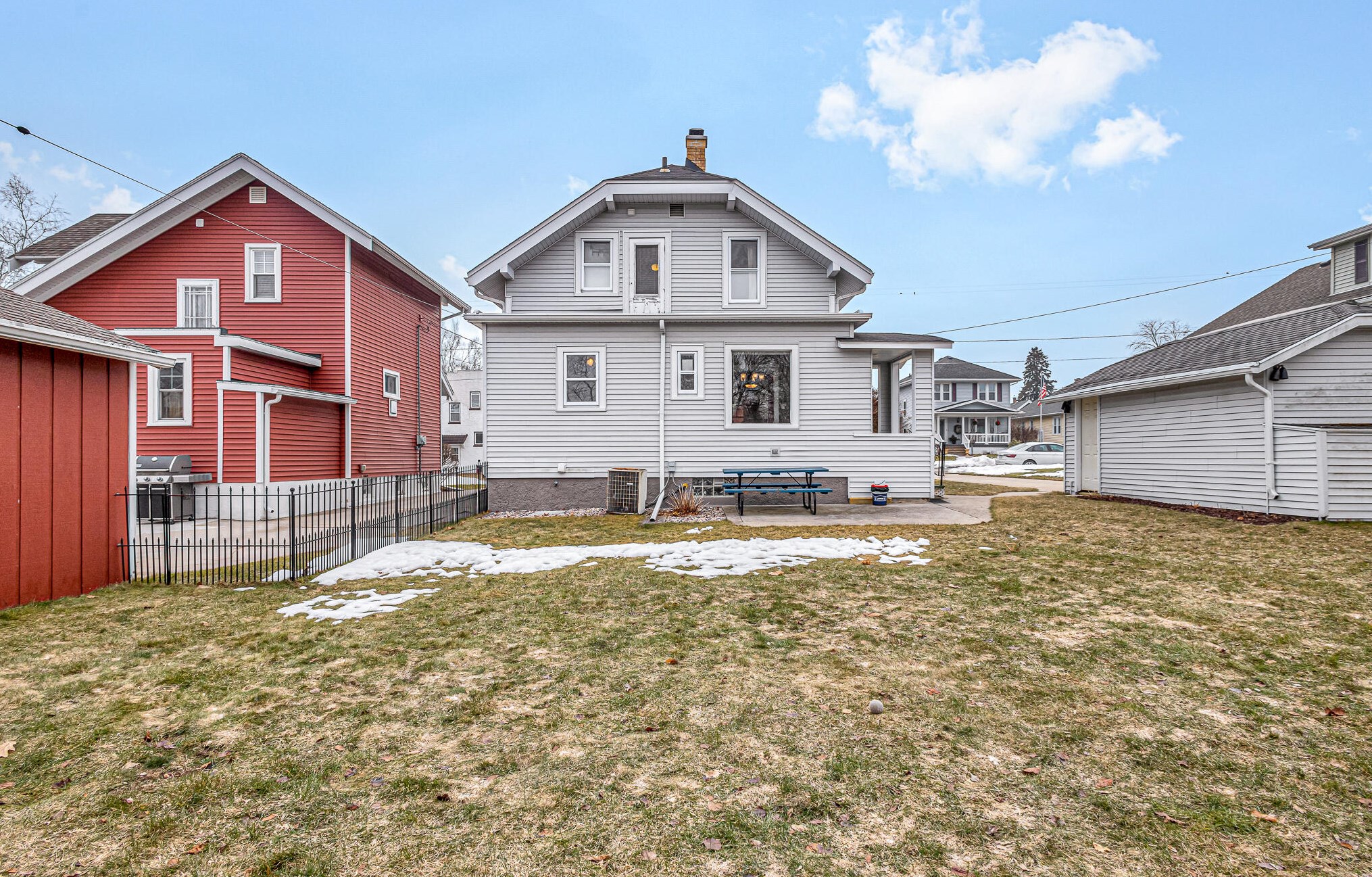 710 Pine St, Manitowoc WI  54220-2825 exterior