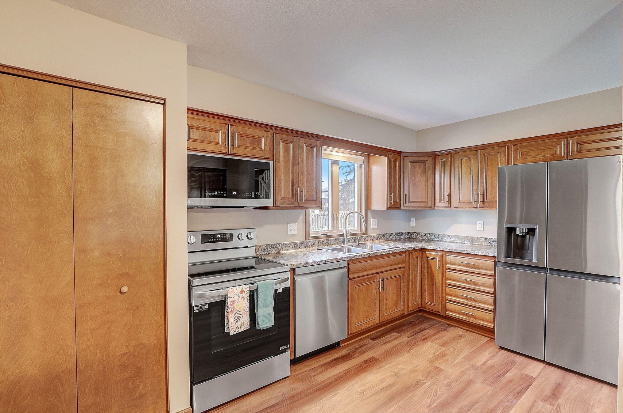 5281 Somerset Ln, Milwaukee WI 53221-3223 exterior