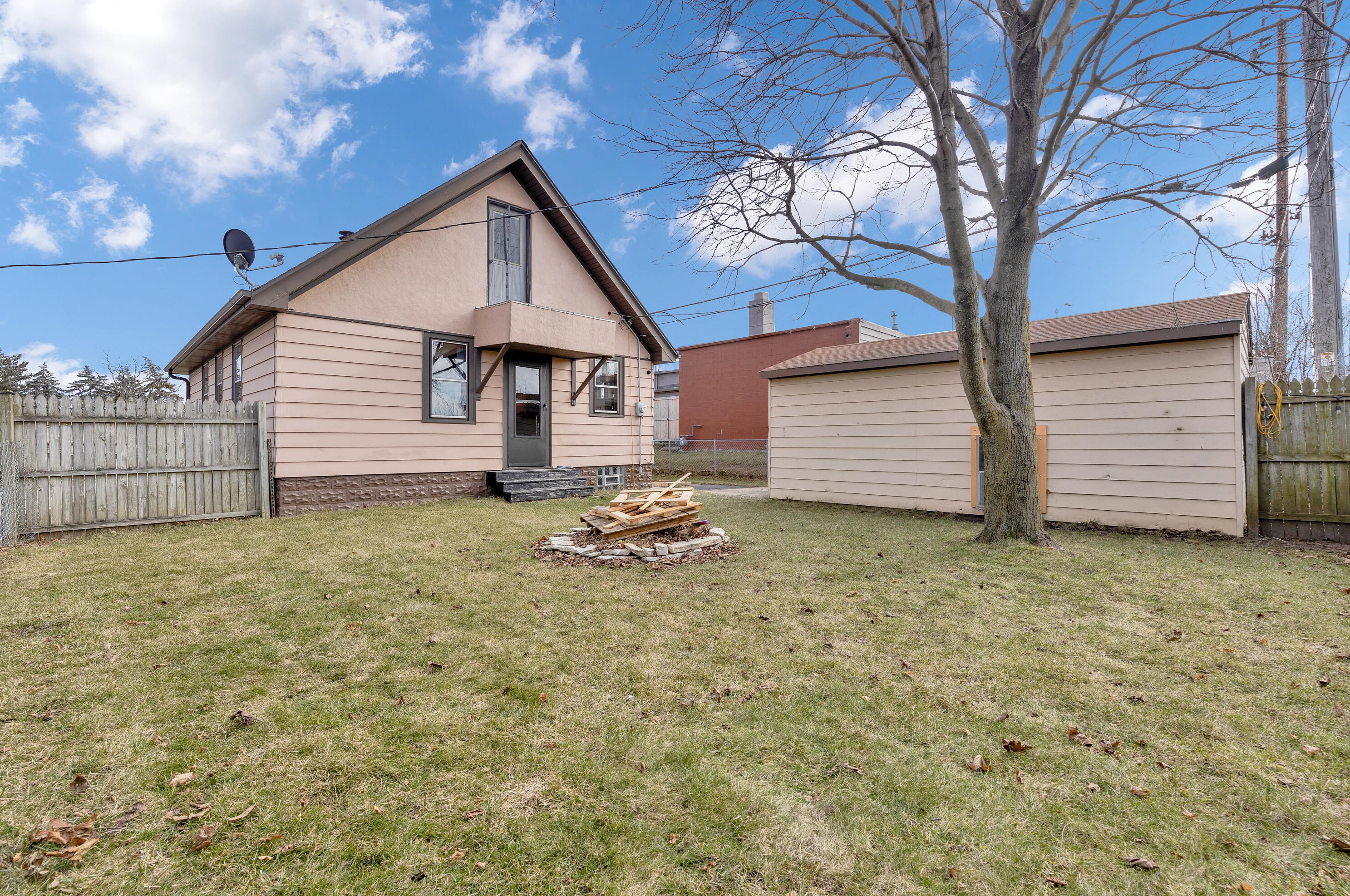 1365 98, Milwaukee WI 53214-2641 exterior