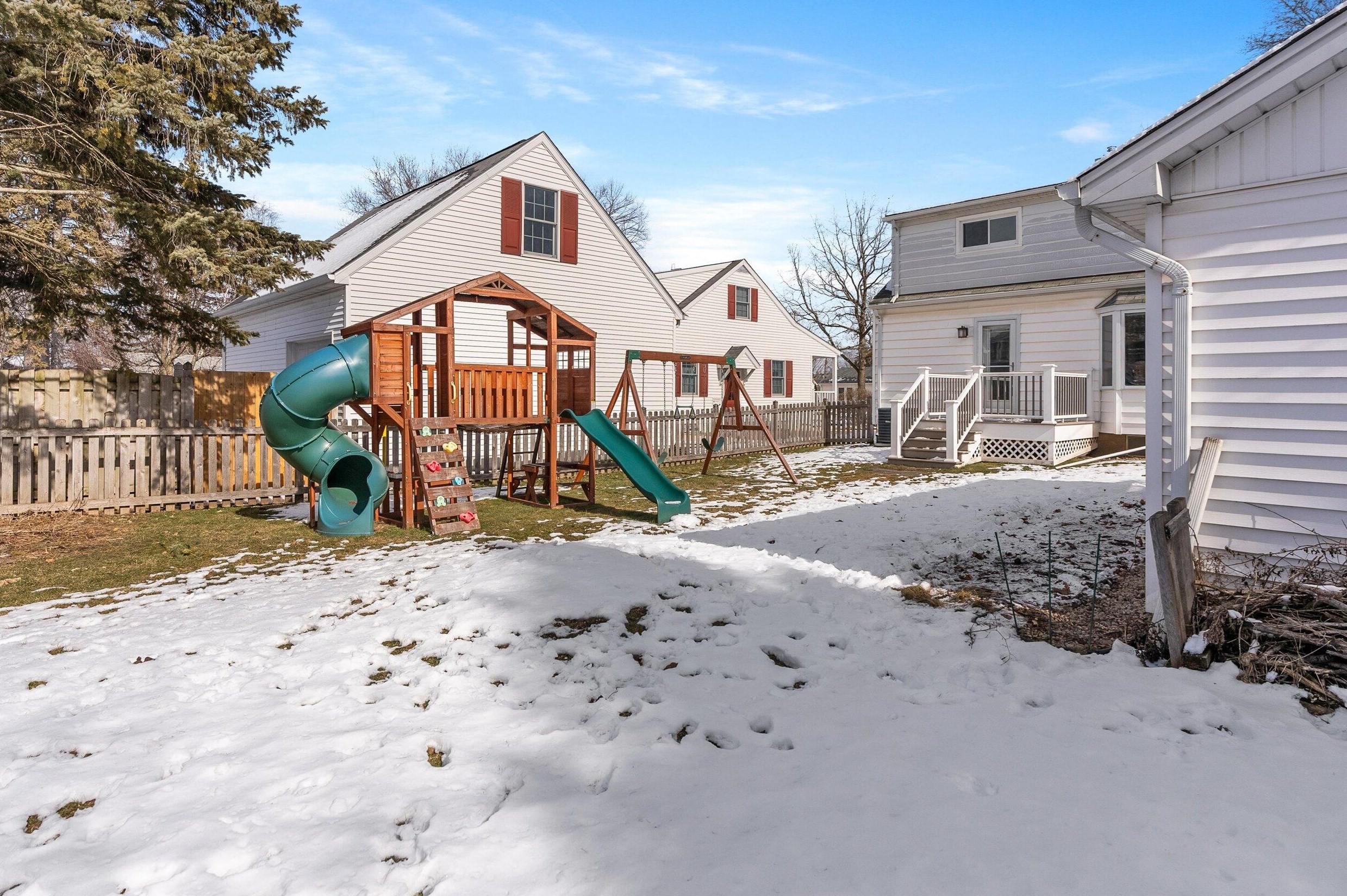 1039 8th Ave, Grafton WI  53024-1813 exterior