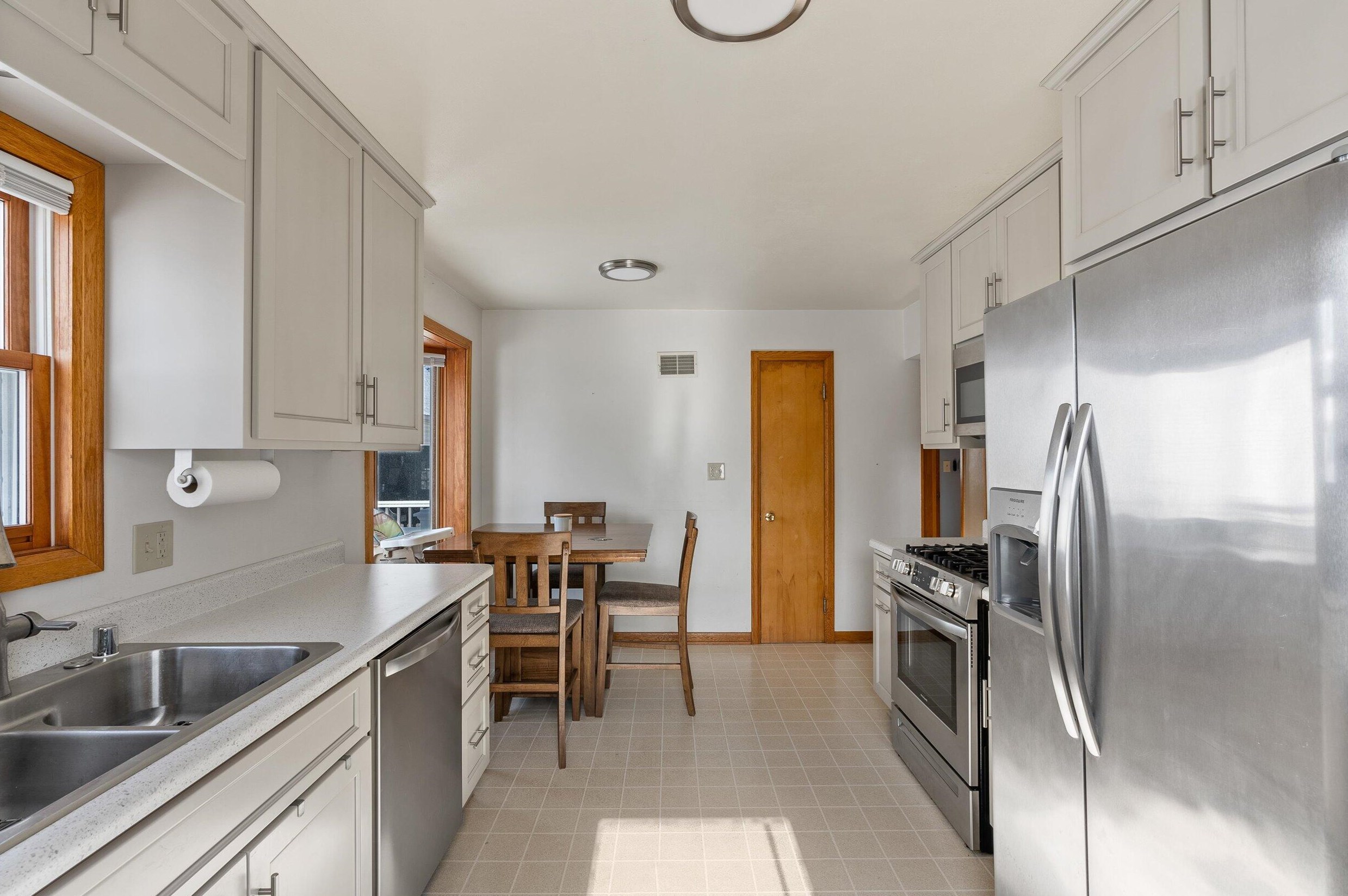 1039 8th Ave, Grafton WI  53024-1813 exterior