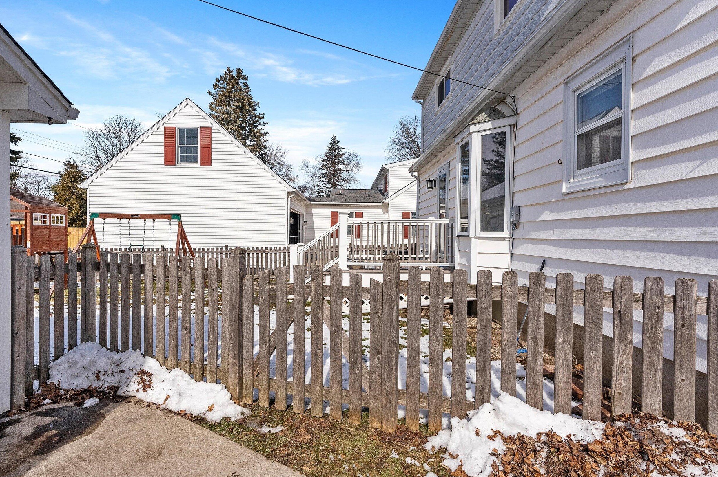 1039 8th Ave, Grafton WI  53024-1813 exterior