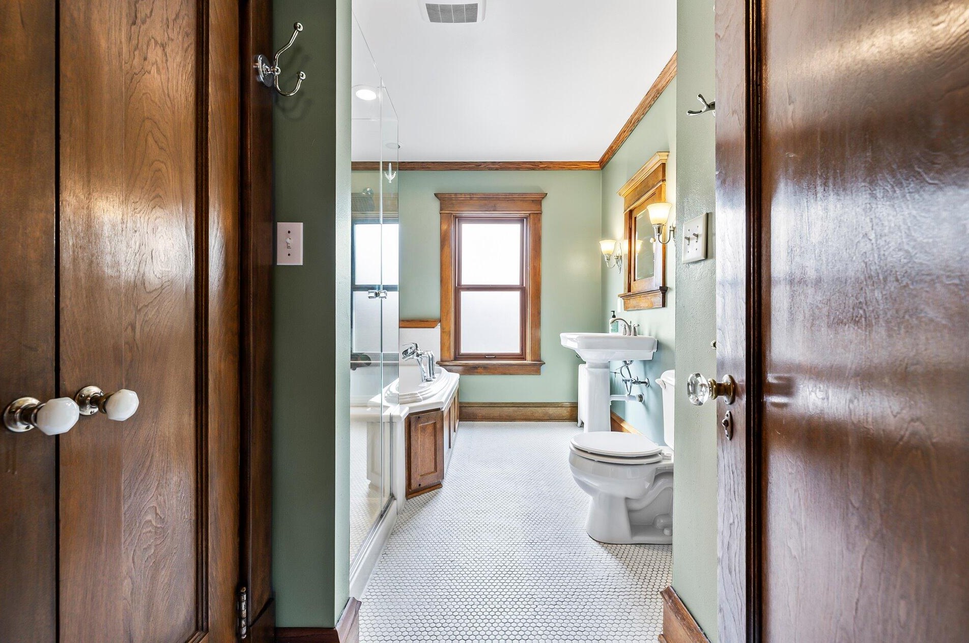 3405 Hackett Ave, Milwaukee WI  53211-2946 exterior