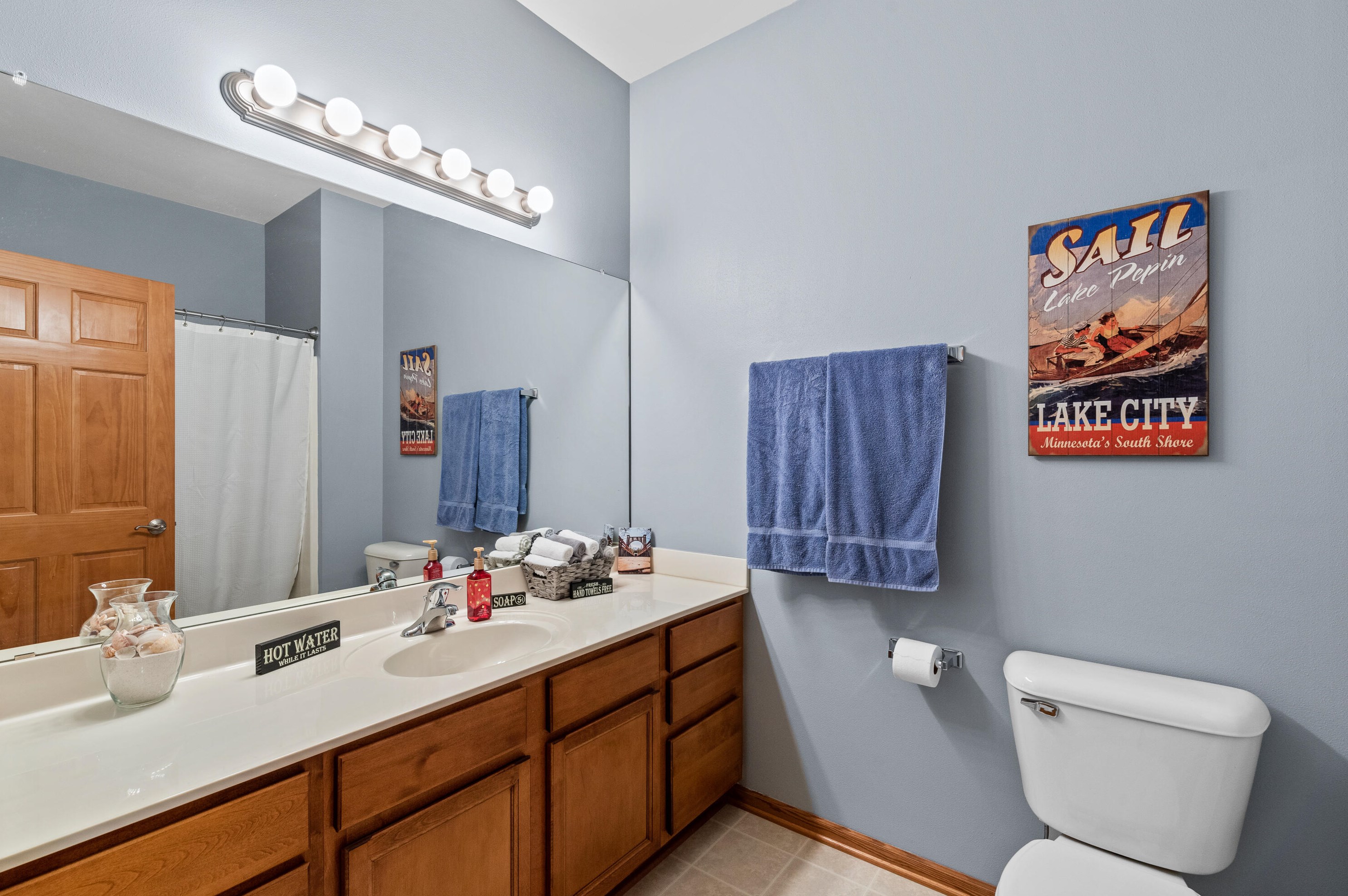 1663 New Port Vista Dr, Grafton WI  53024-9383 exterior