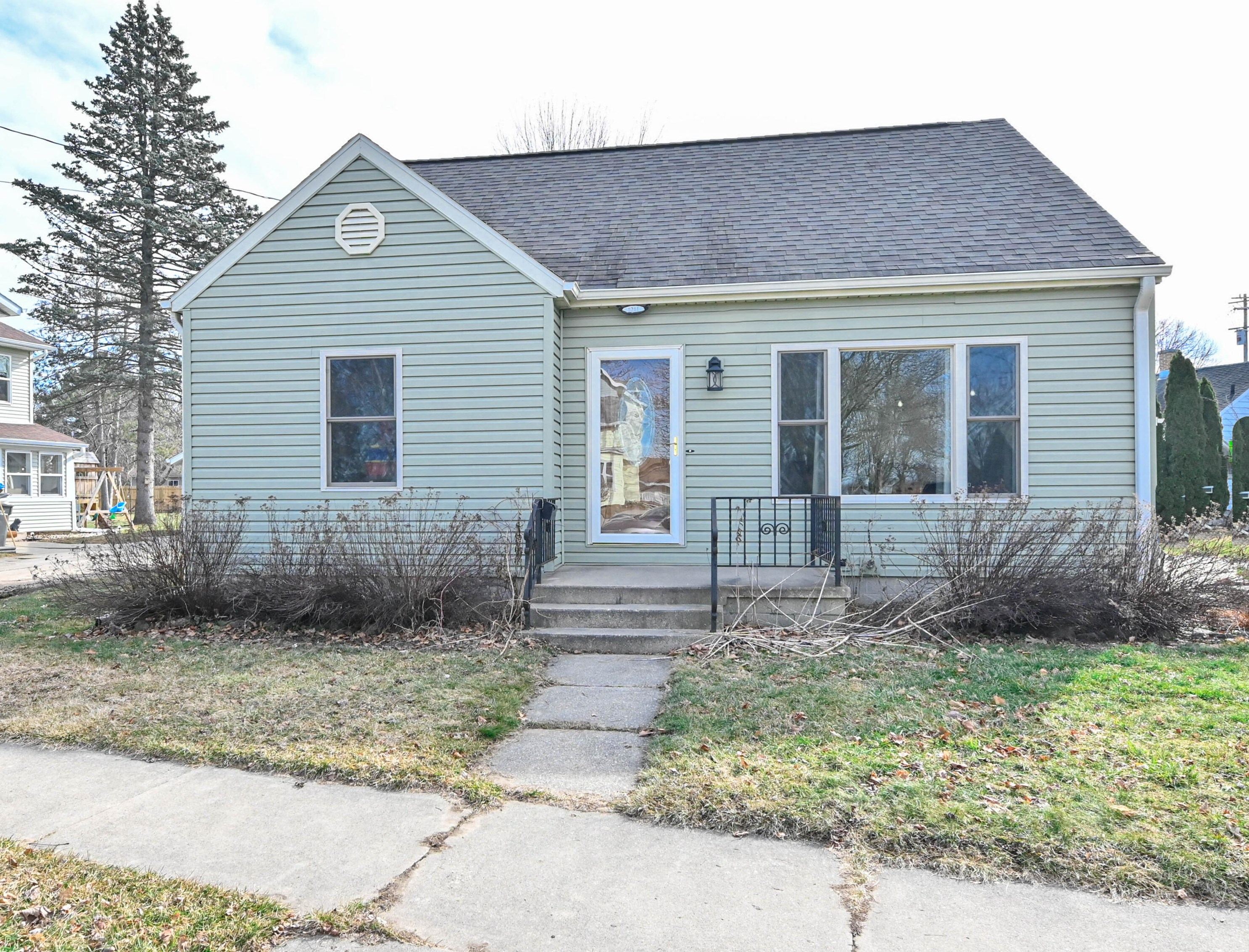 1211 Riv Dr, Watertown WI  53094-6528 exterior