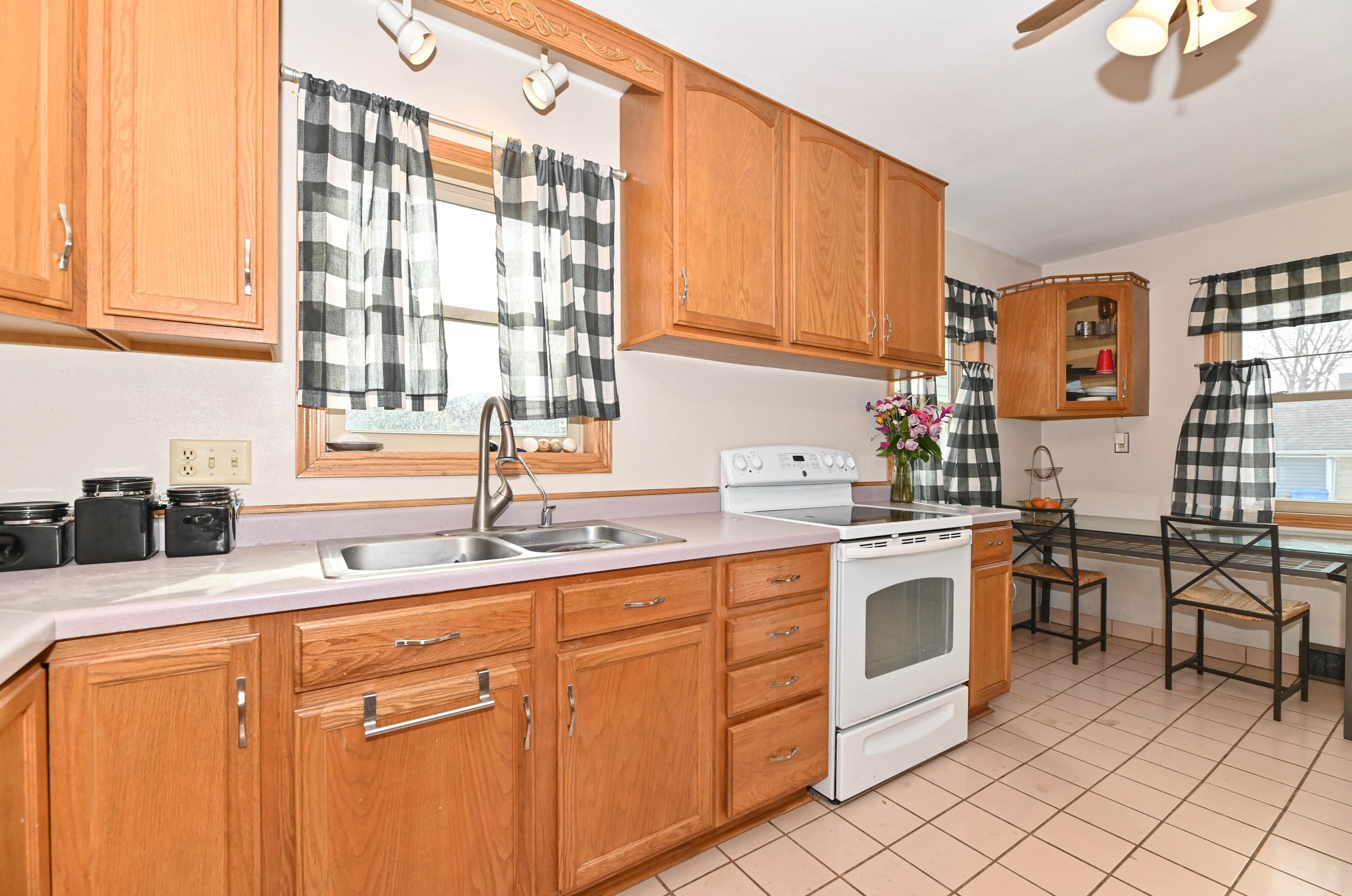 1211 Riv Dr, Watertown WI  53094-6528 exterior