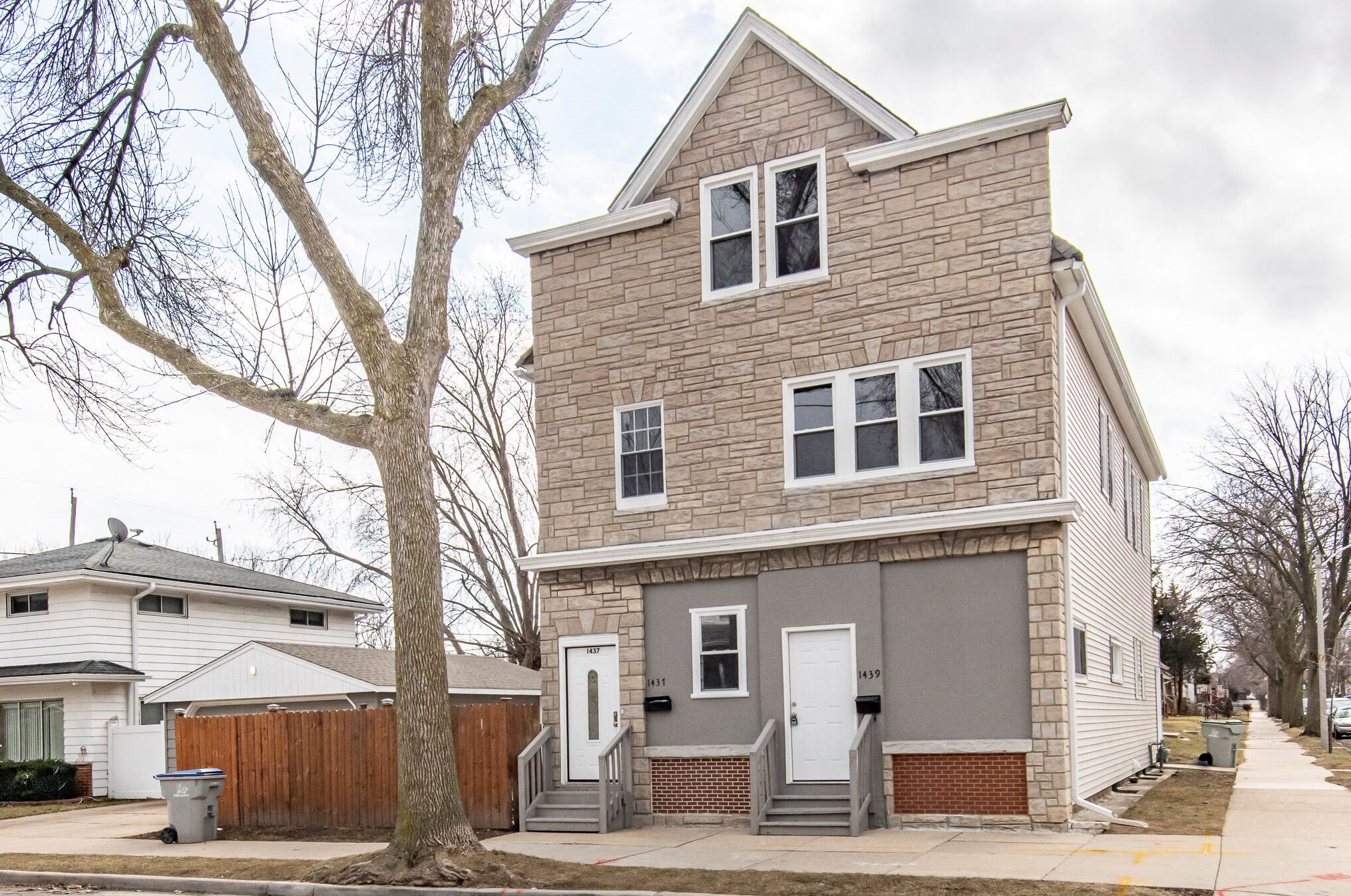 1437 Dakota St, Milwaukee WI  53215-3849 exterior