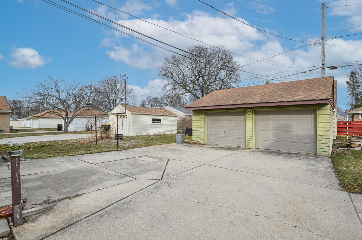 524 106, Milwaukee WI 53225-3205 exterior