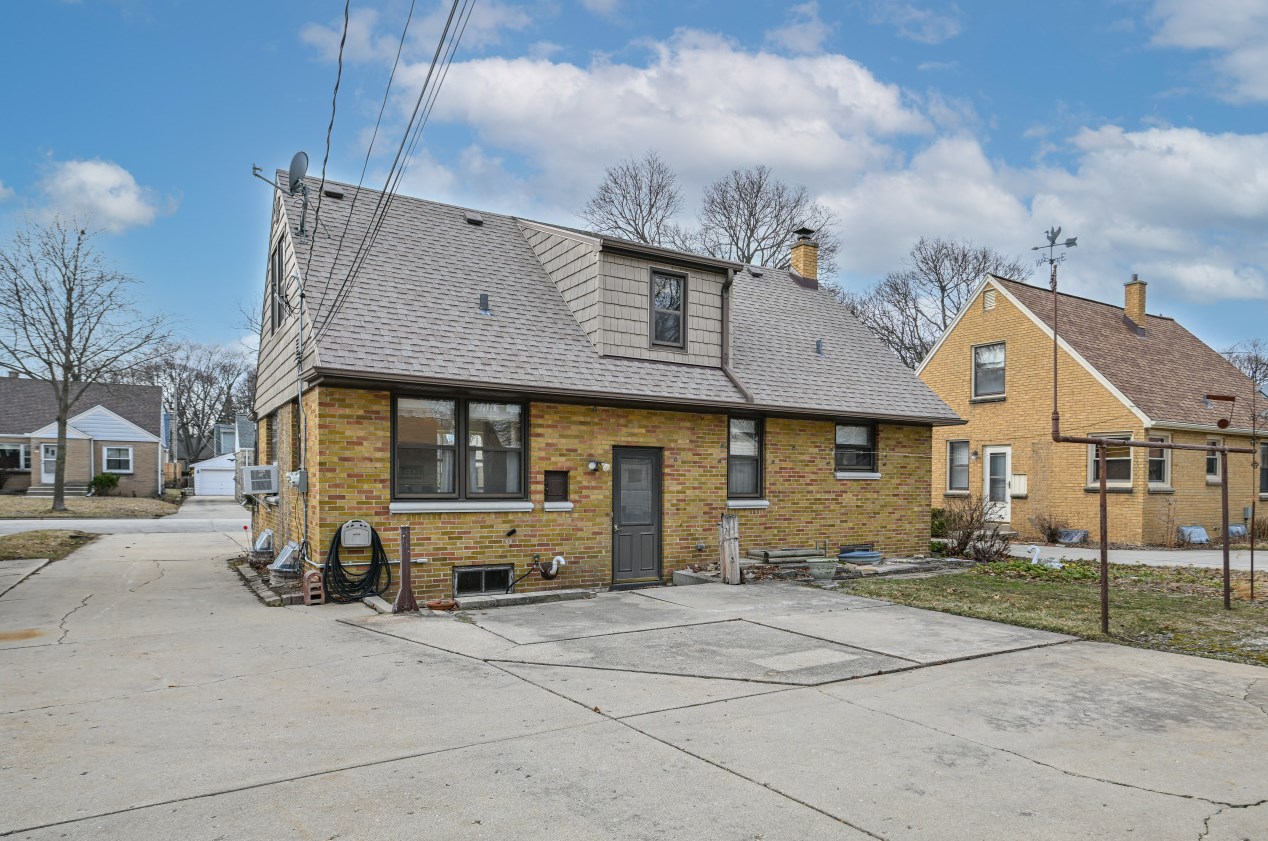 524 106, Milwaukee WI 53225-3205 exterior