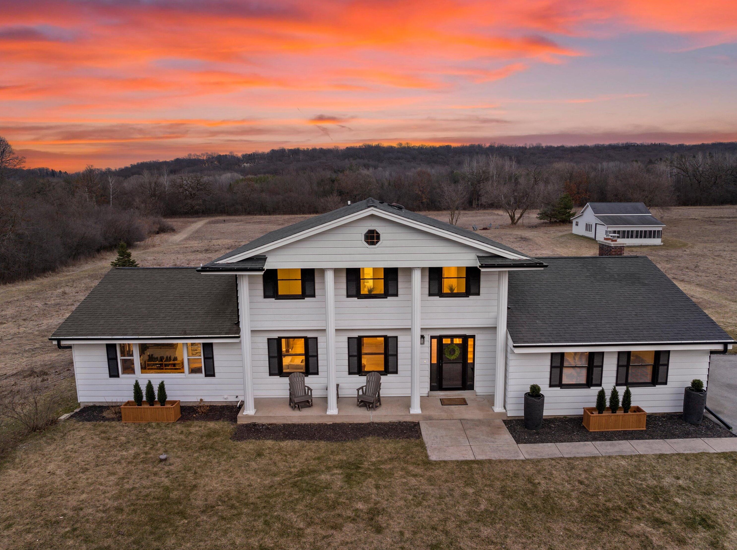 498 Lapham Peak Rd, Delafield WI  53018-2222 exterior