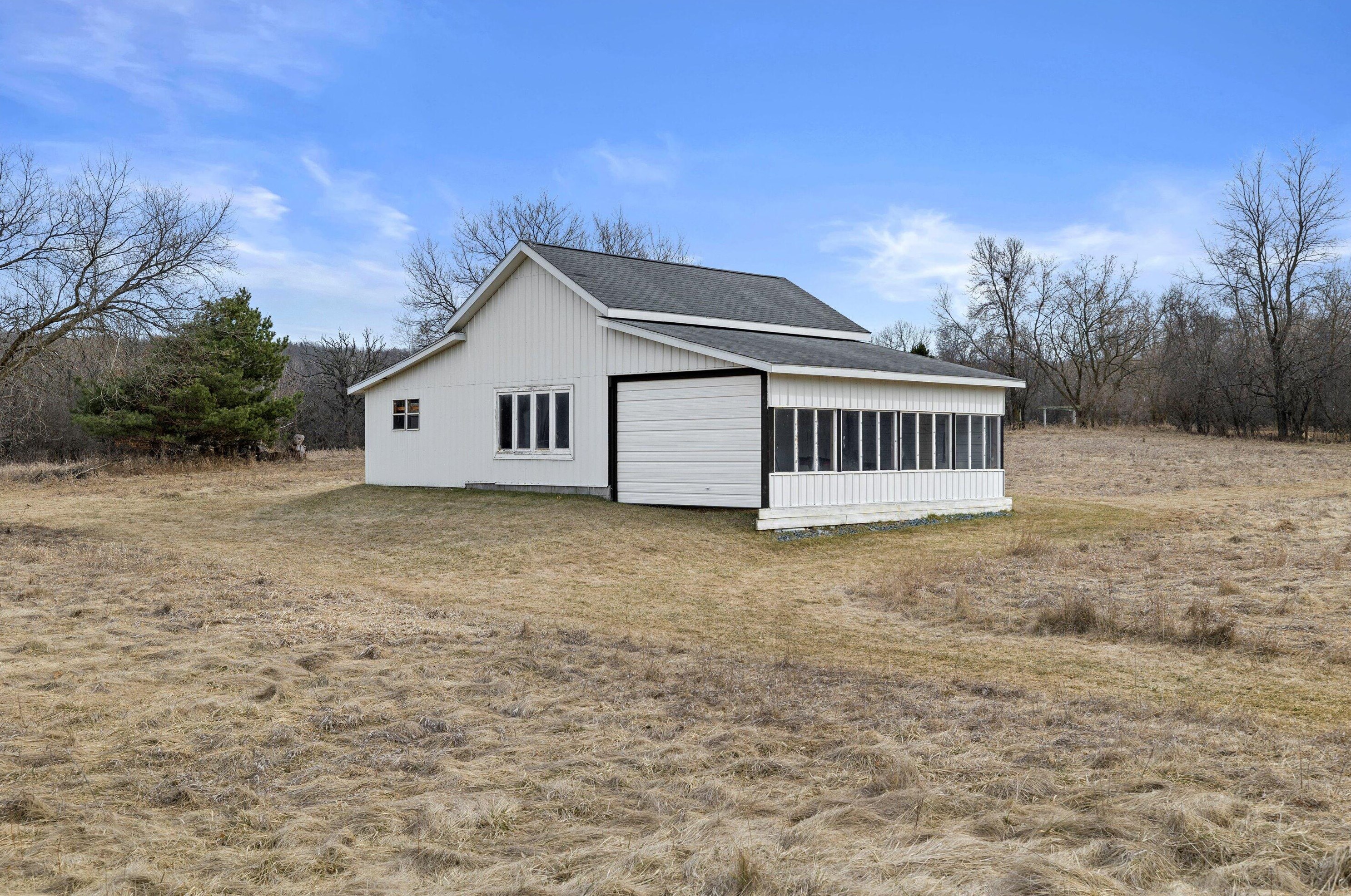 498 Lapham Peak Rd, Delafield WI  53018-2222 exterior