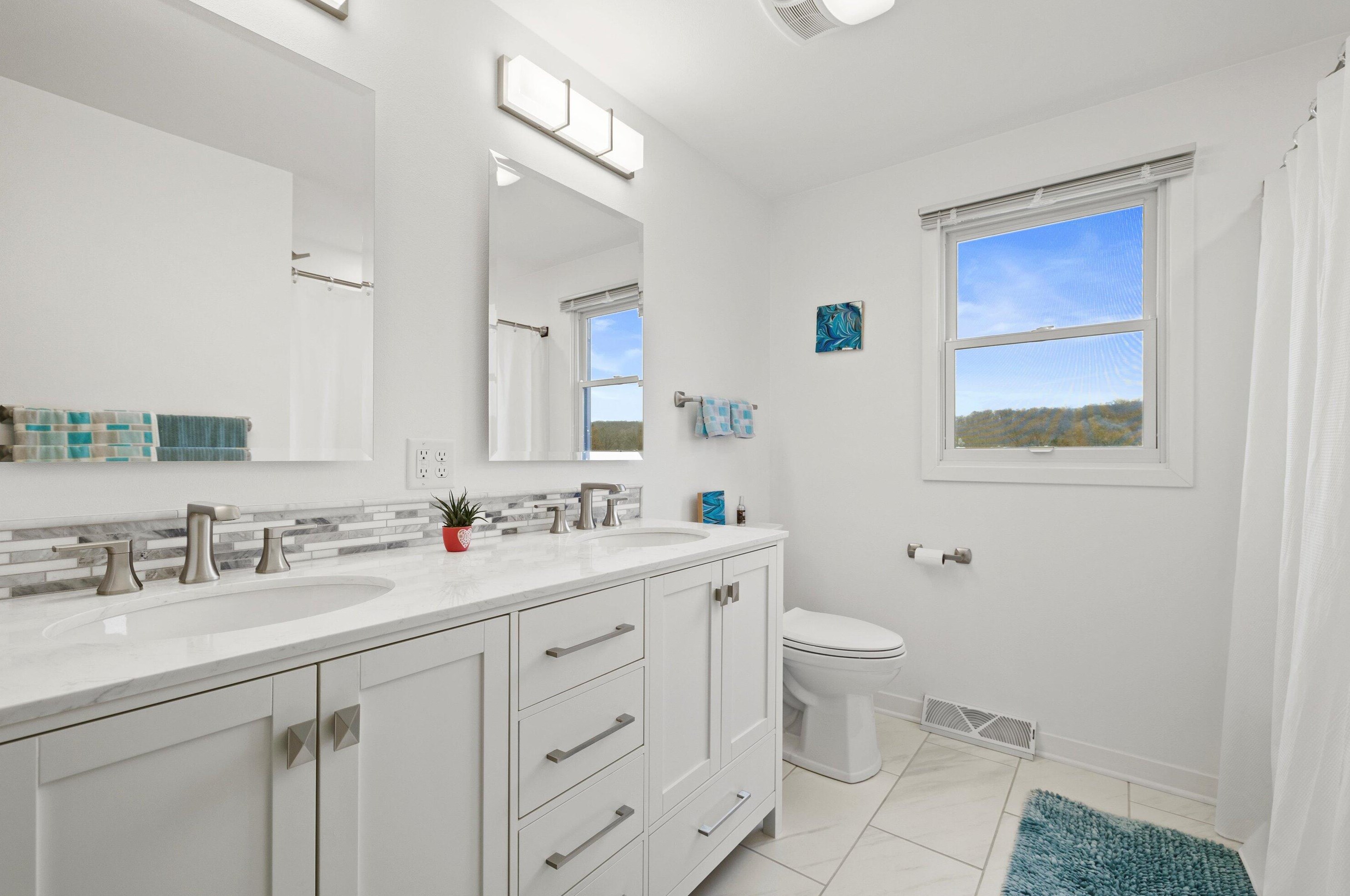 498 Lapham Peak Rd, Delafield WI  53018-2222 exterior