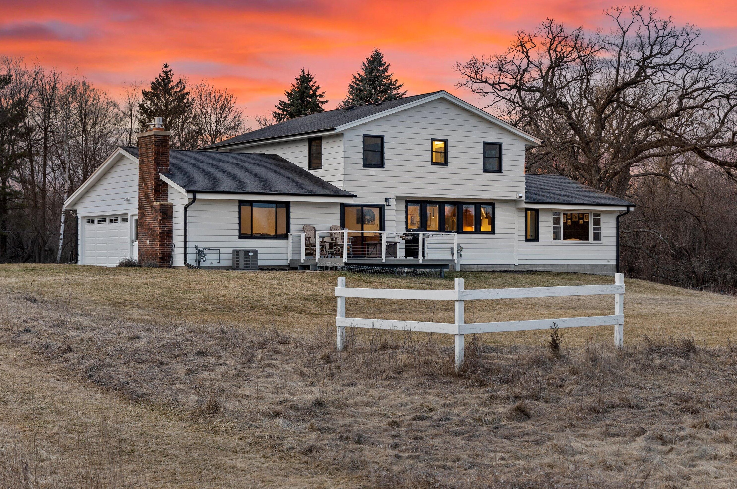 498 Lapham Peak Rd, Delafield WI  53018-2222 exterior