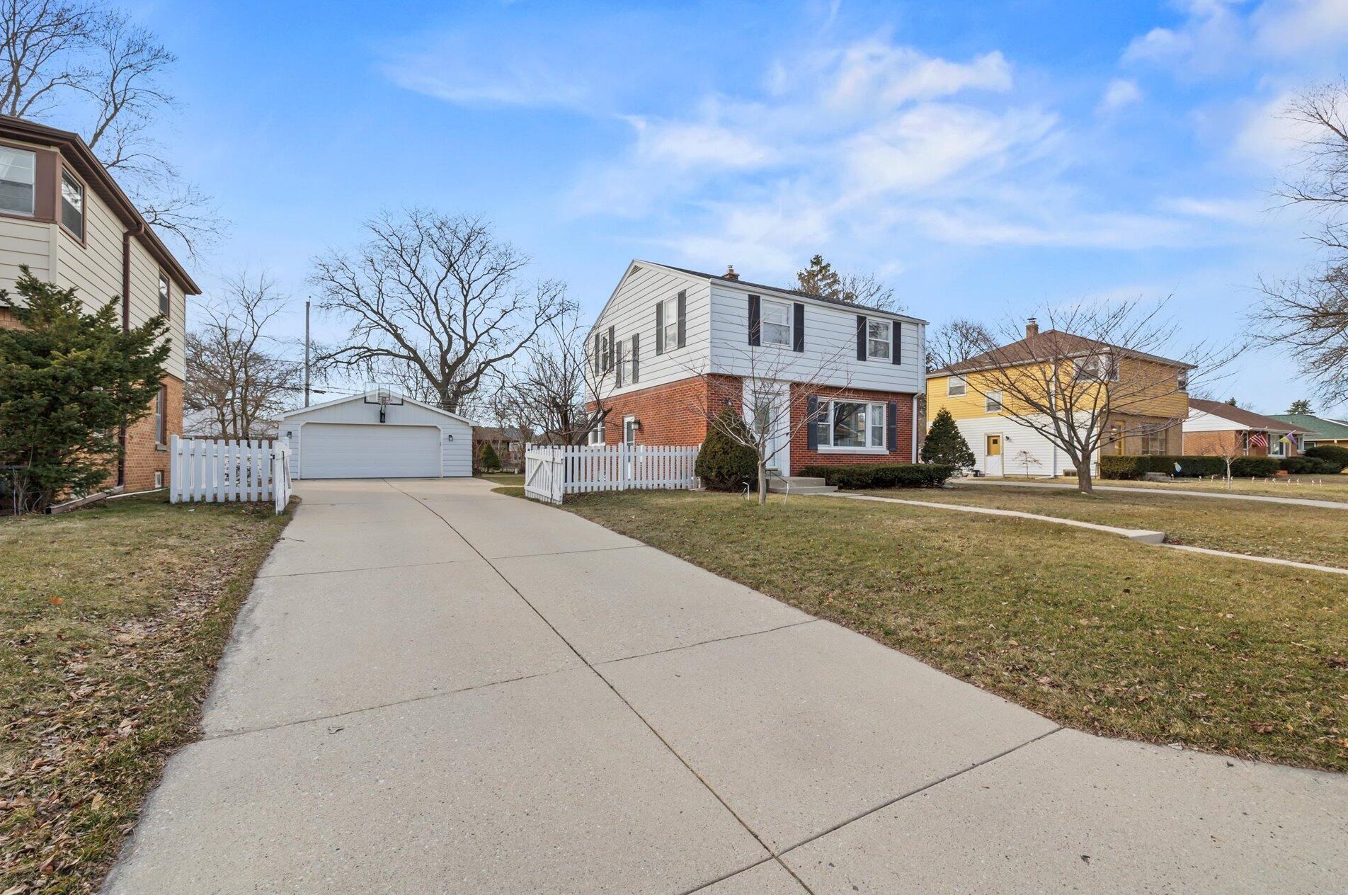 5331 Lydell Ave, Milwaukee WI  53217-5004 exterior