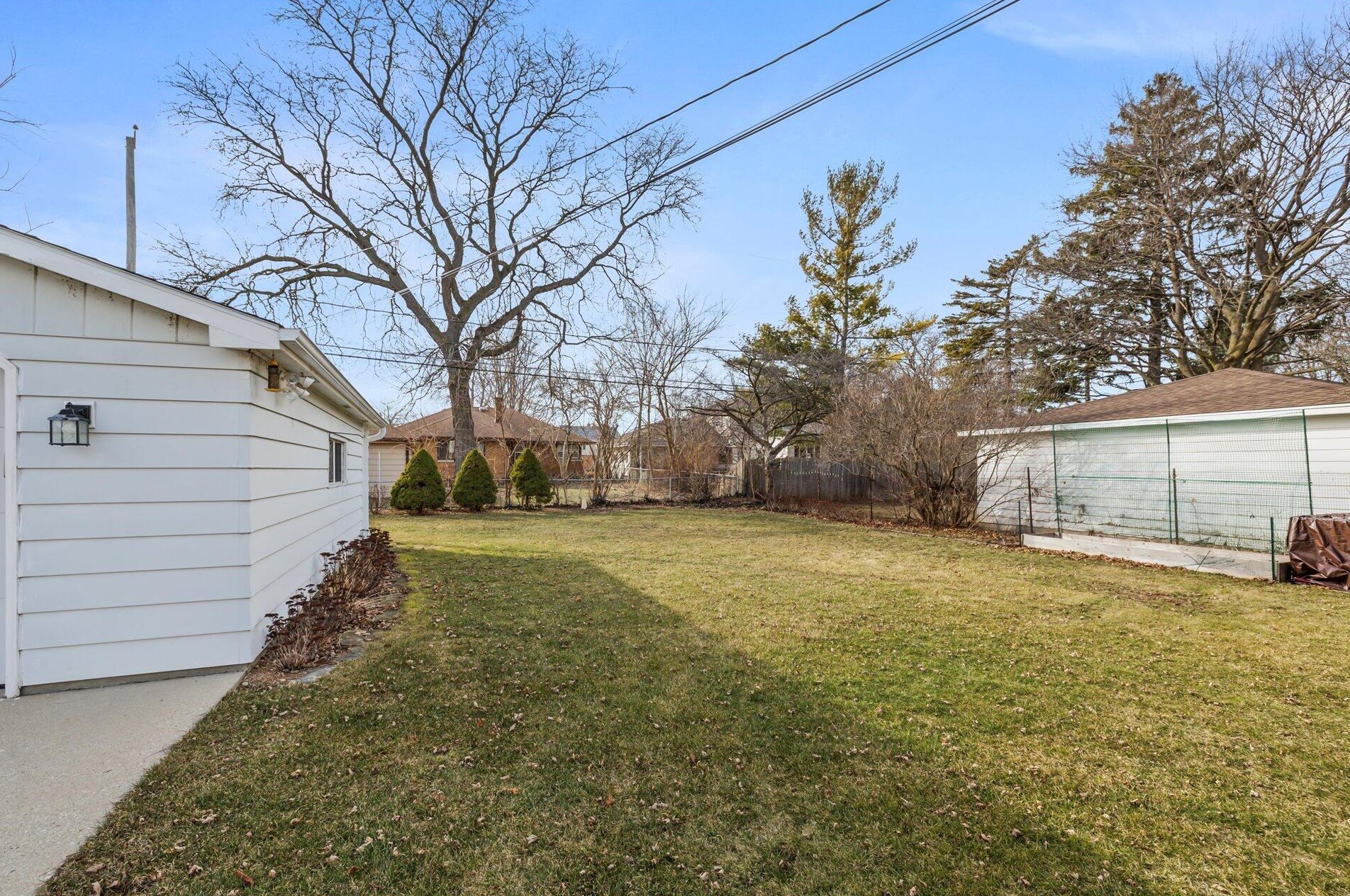 5331 Lydell Ave, Milwaukee WI  53217-5004 exterior