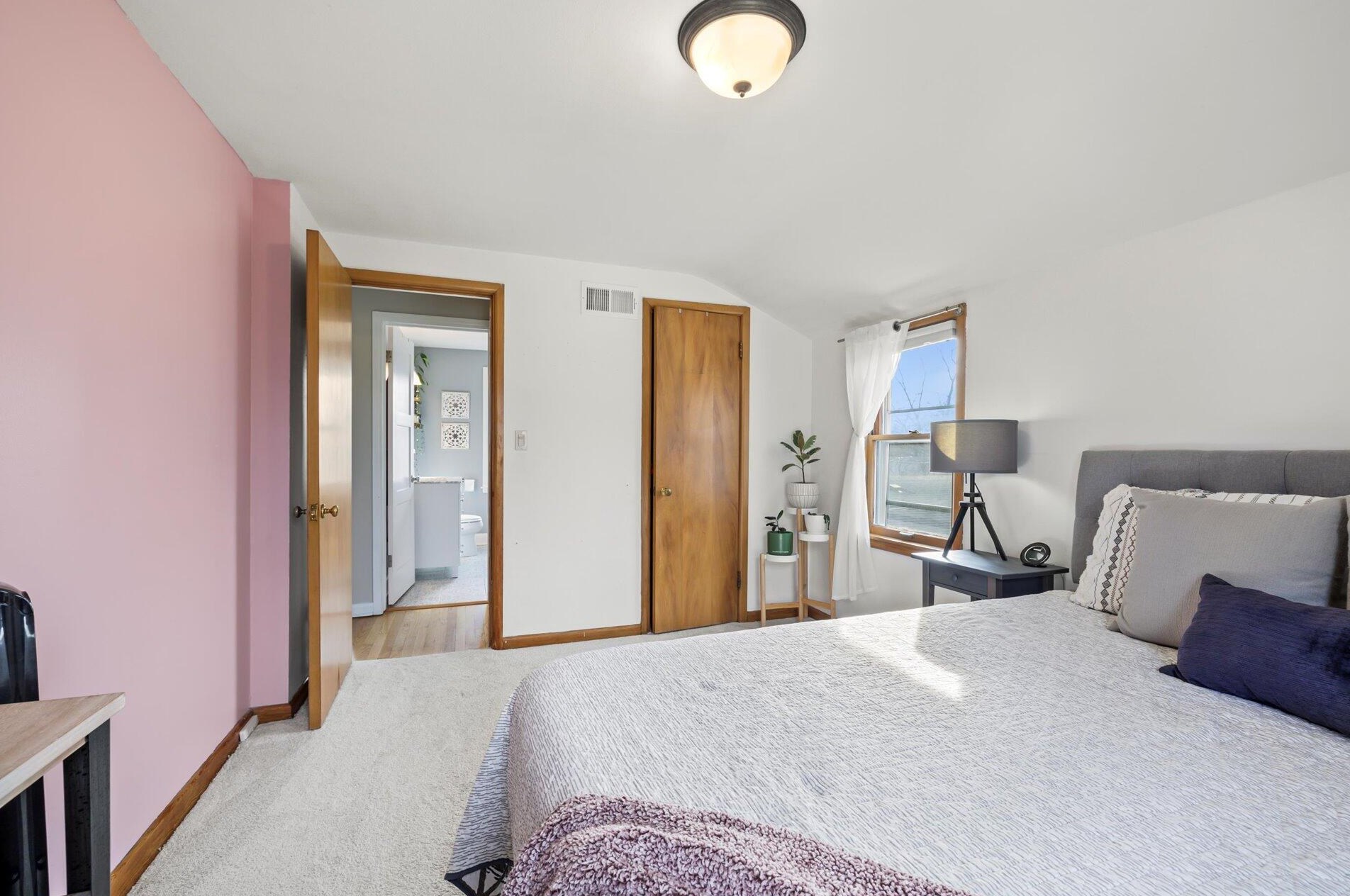 5331 Lydell Ave, Milwaukee WI  53217-5004 exterior