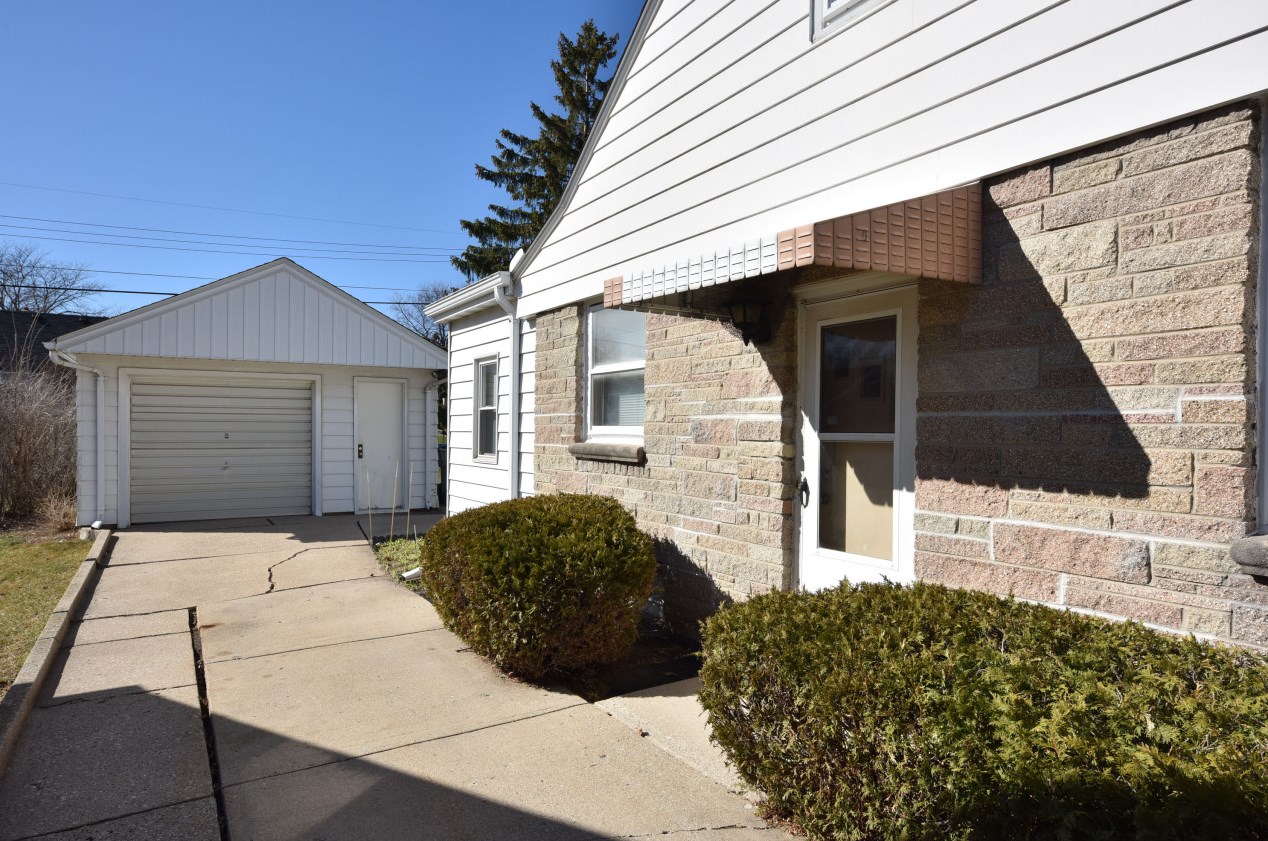 3465 96th St, Milwaukee WI  53222-3447 exterior