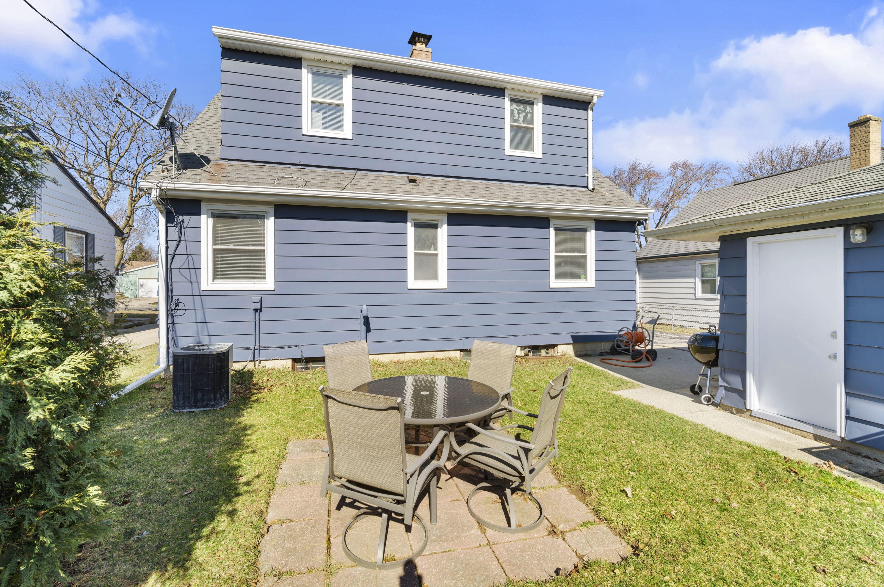 8011 Kathryn Ave, Milwaukee WI  53218-3638 exterior
