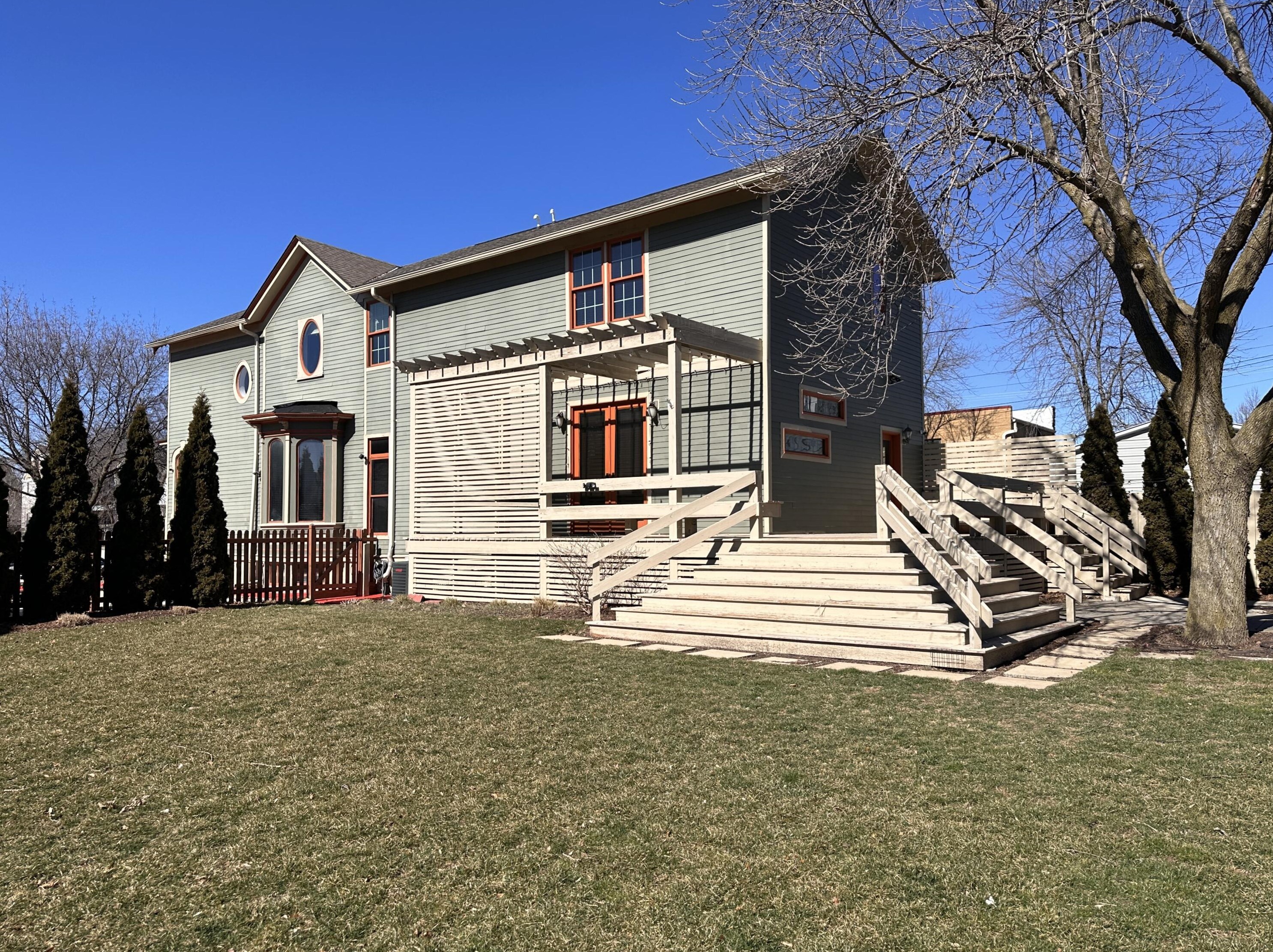 2136 Palmer St, Milwaukee WI  53212-3220 exterior