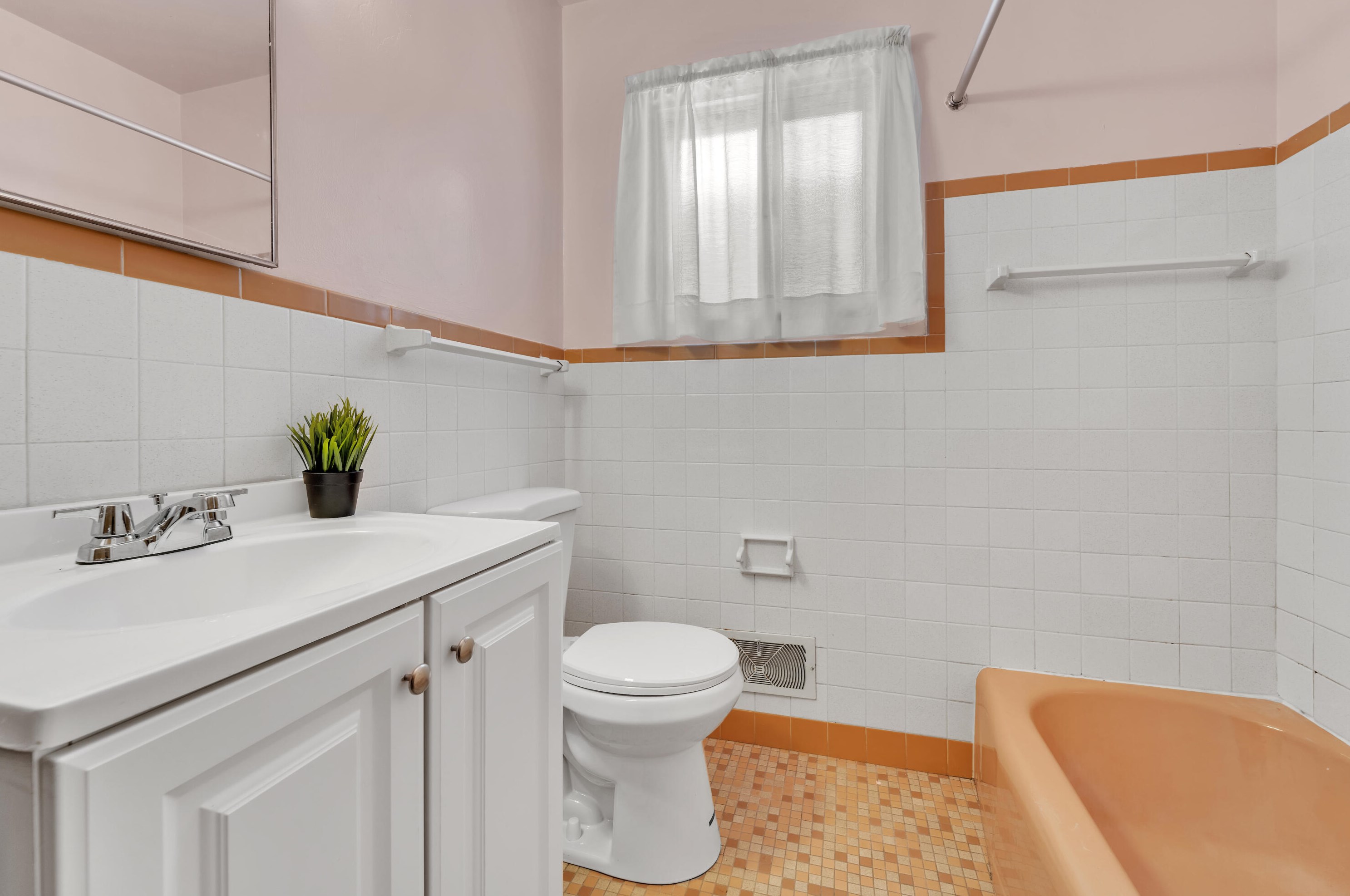 11050 Mount Vernon Ave, Milwaukee WI  53226-4136 exterior