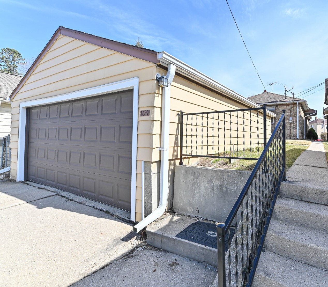 1639 55, Milwaukee WI 53214-5245 exterior