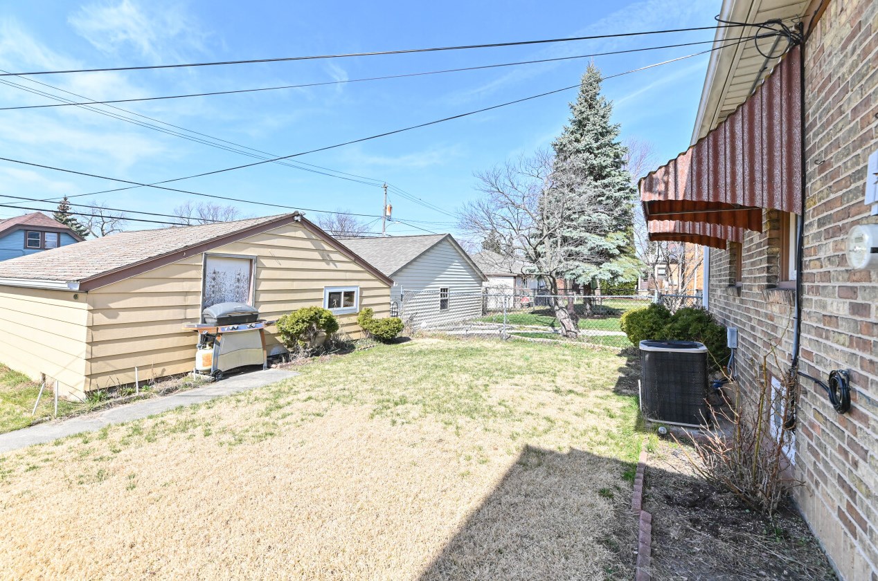 1639 55, Milwaukee WI 53214-5245 exterior