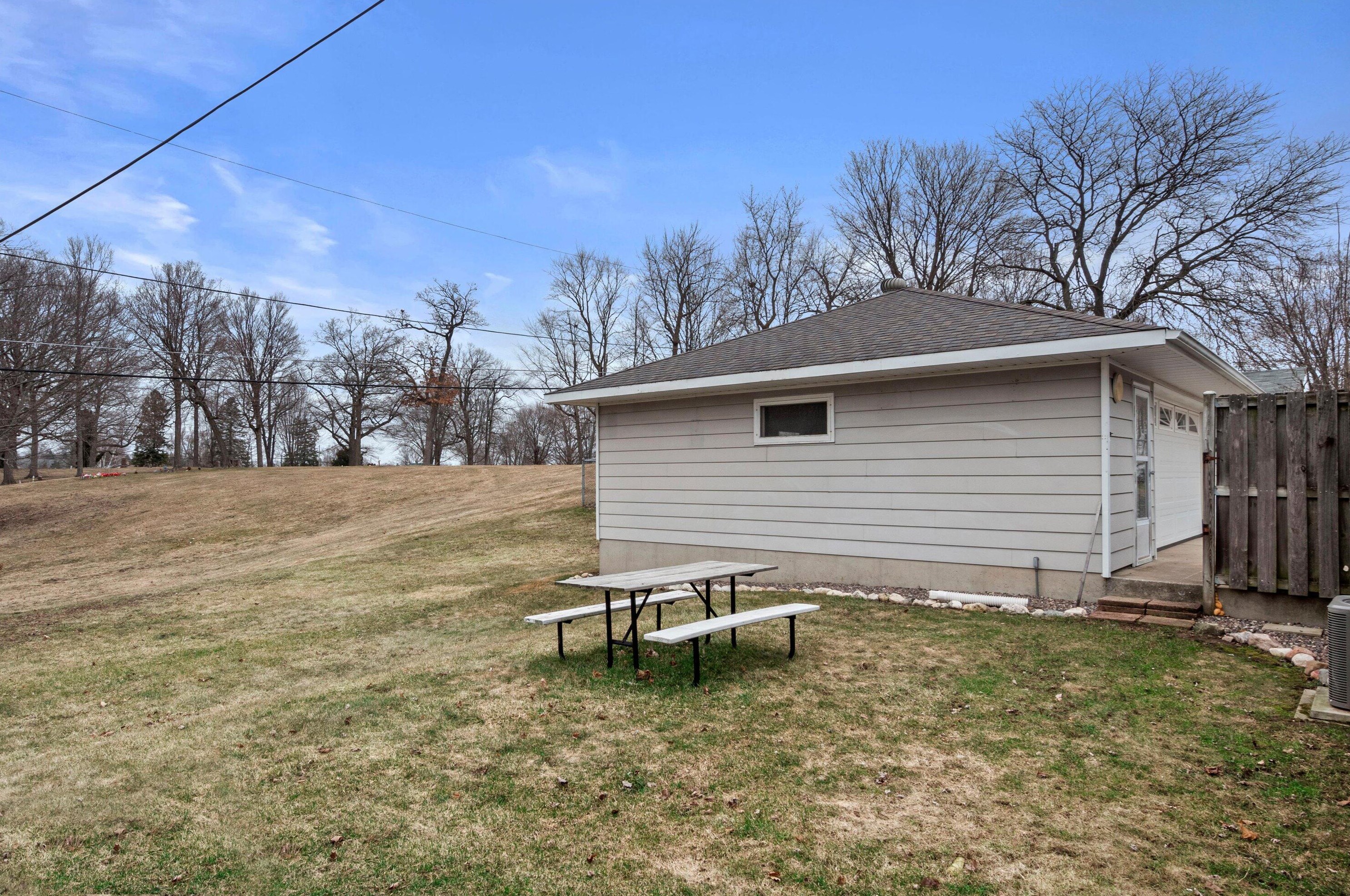 124 Spring St, Grafton WI  53024-1716 exterior
