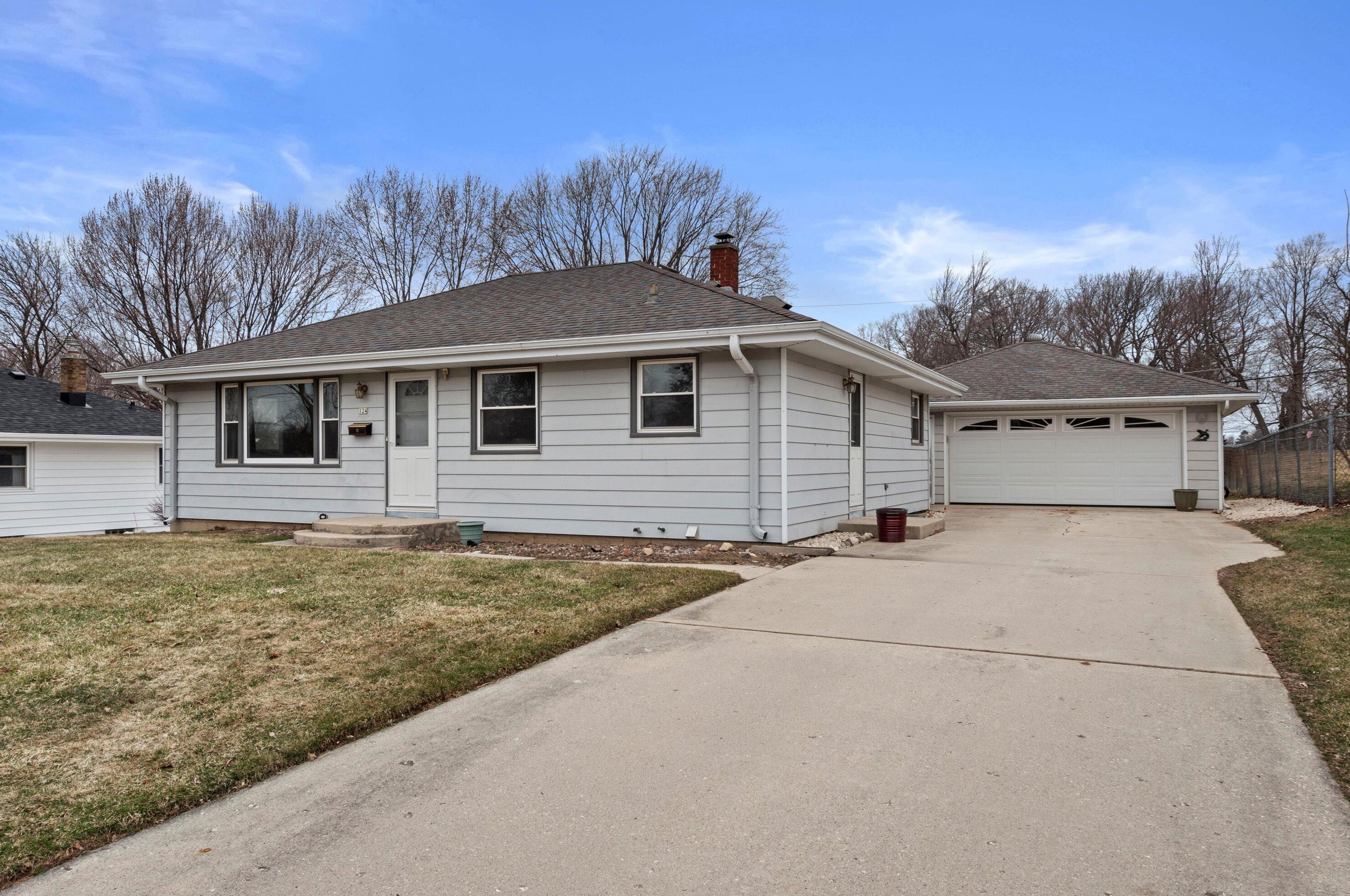 124 Spring St, Grafton WI  53024-1716 exterior