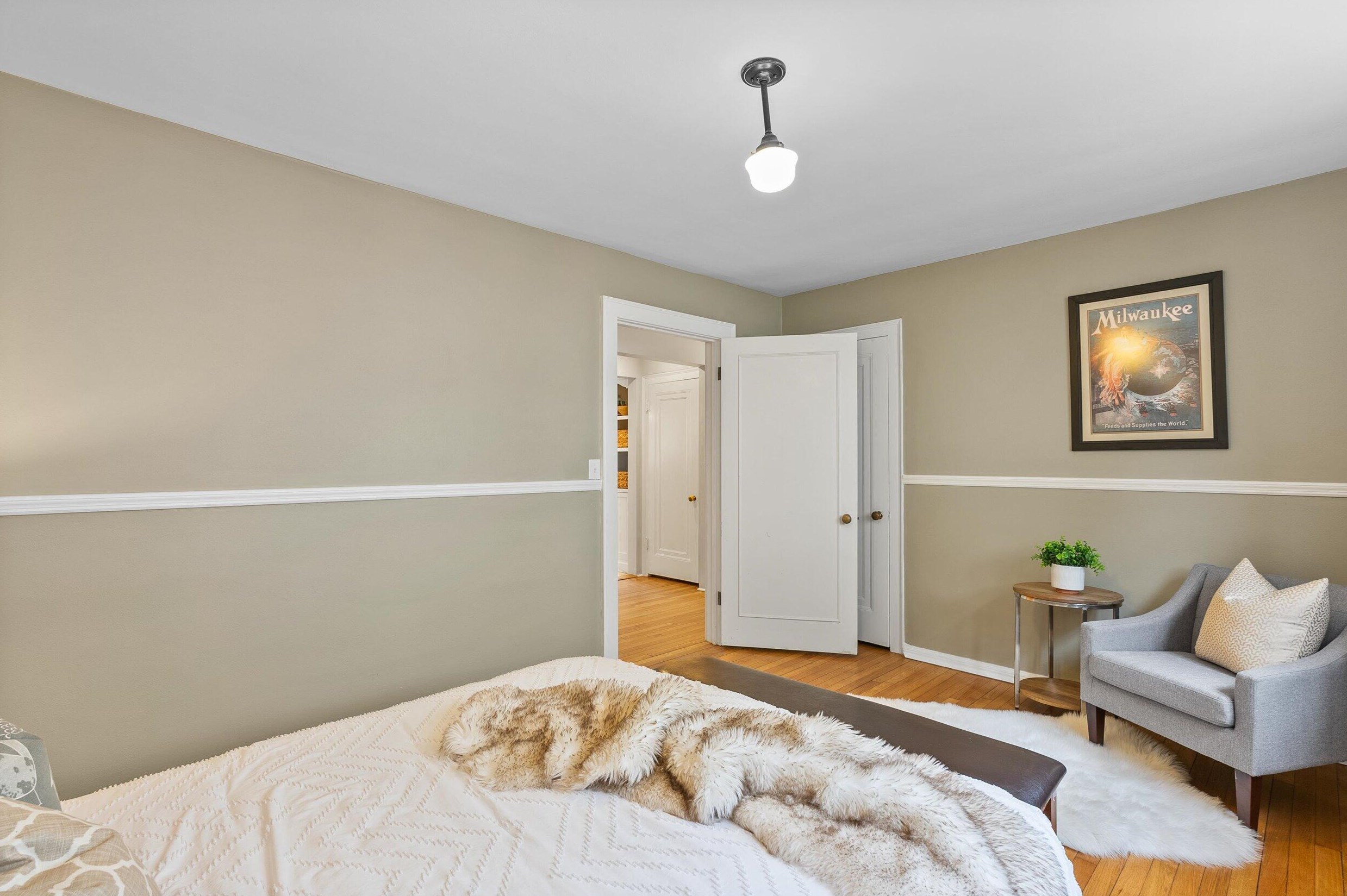 4524 Cramer St, Milwaukee WI 53211-1201 exterior