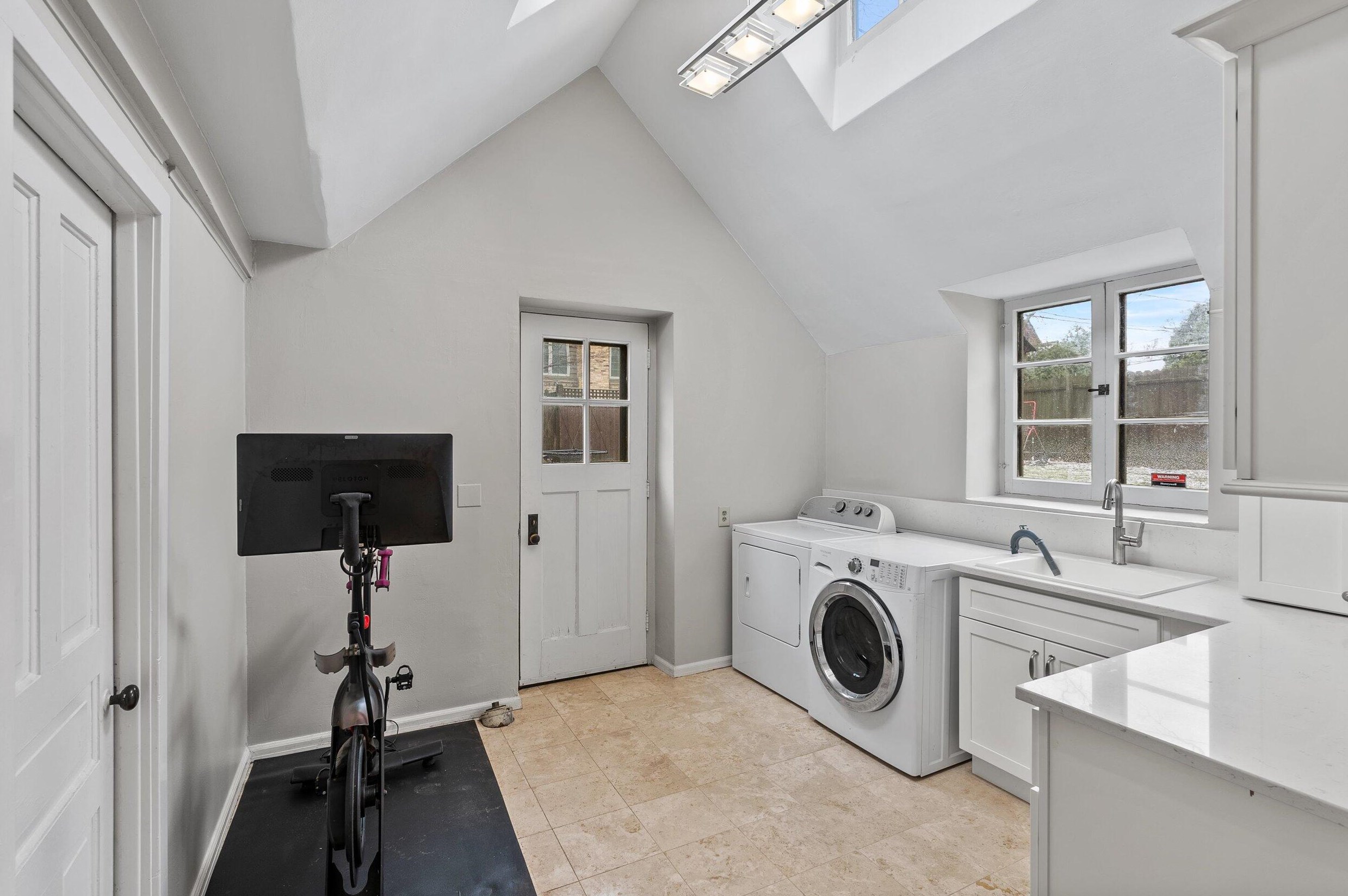 4524 Cramer St, Milwaukee WI 53211-1201 exterior