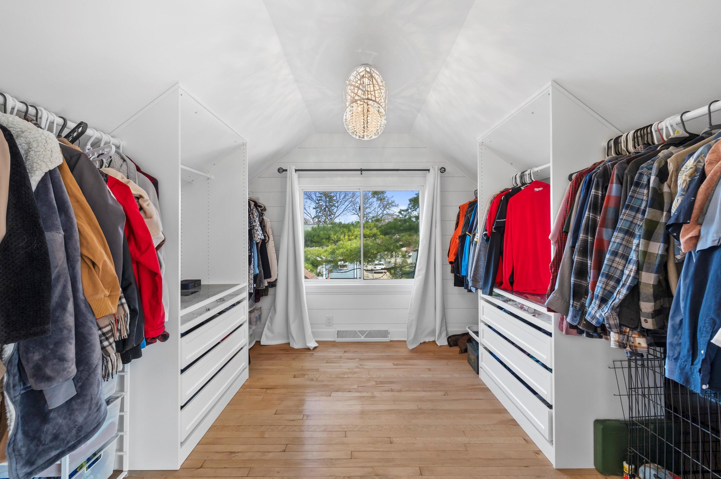 1525 93, Milwaukee WI 53227-1524 exterior