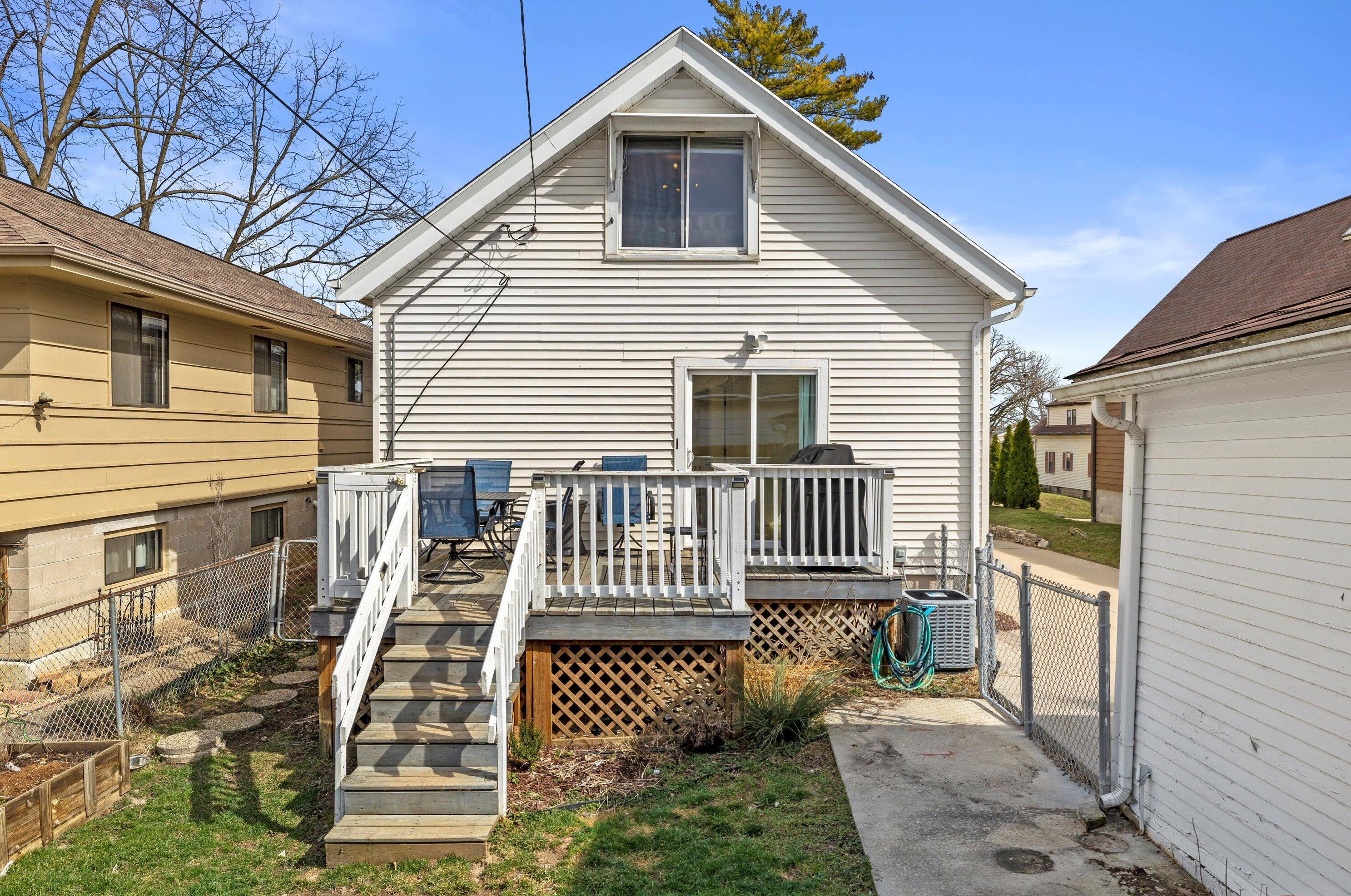 1525 93, Milwaukee WI 53227-1524 exterior