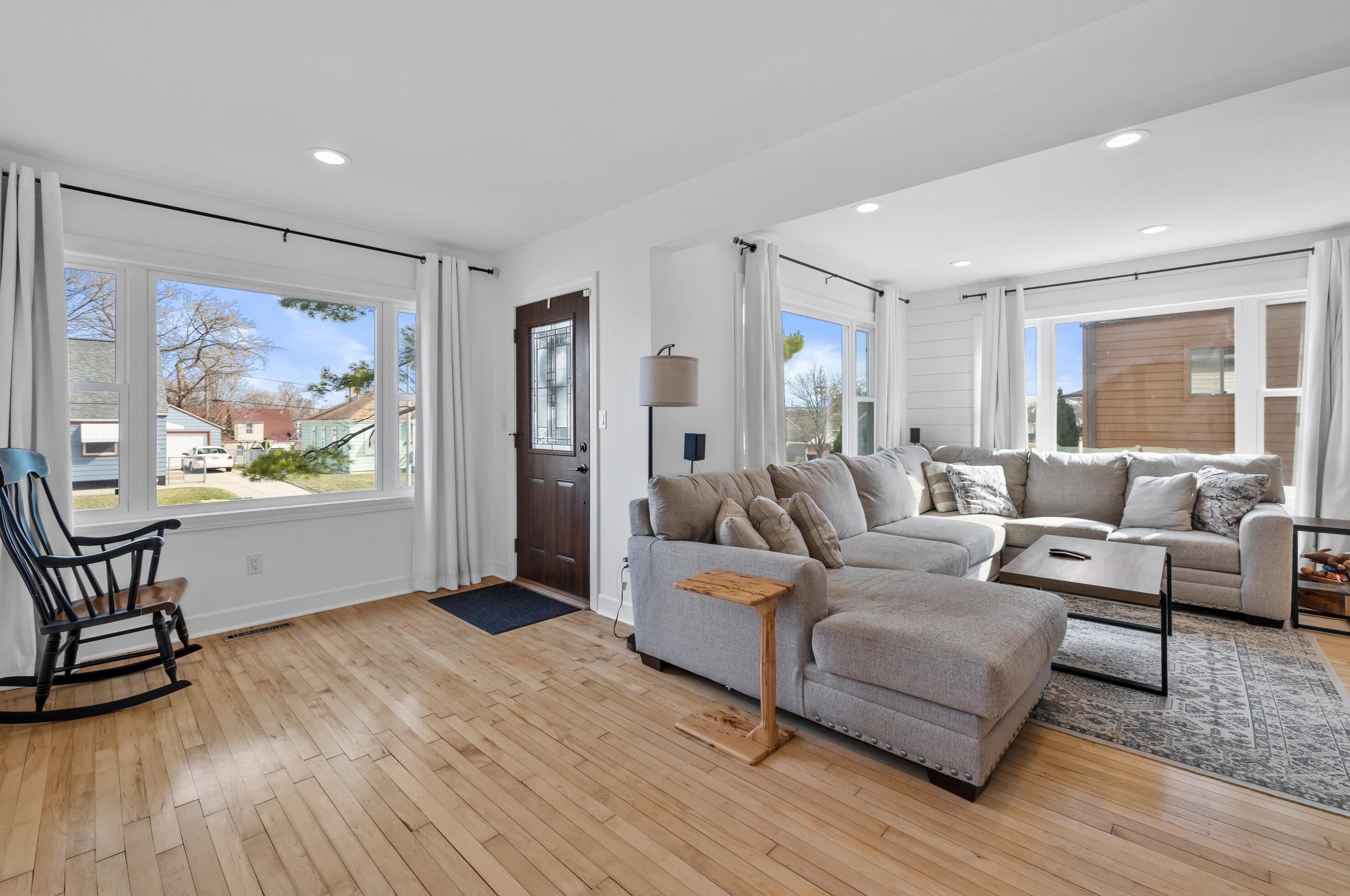 1525 93, Milwaukee WI 53227-1524 exterior