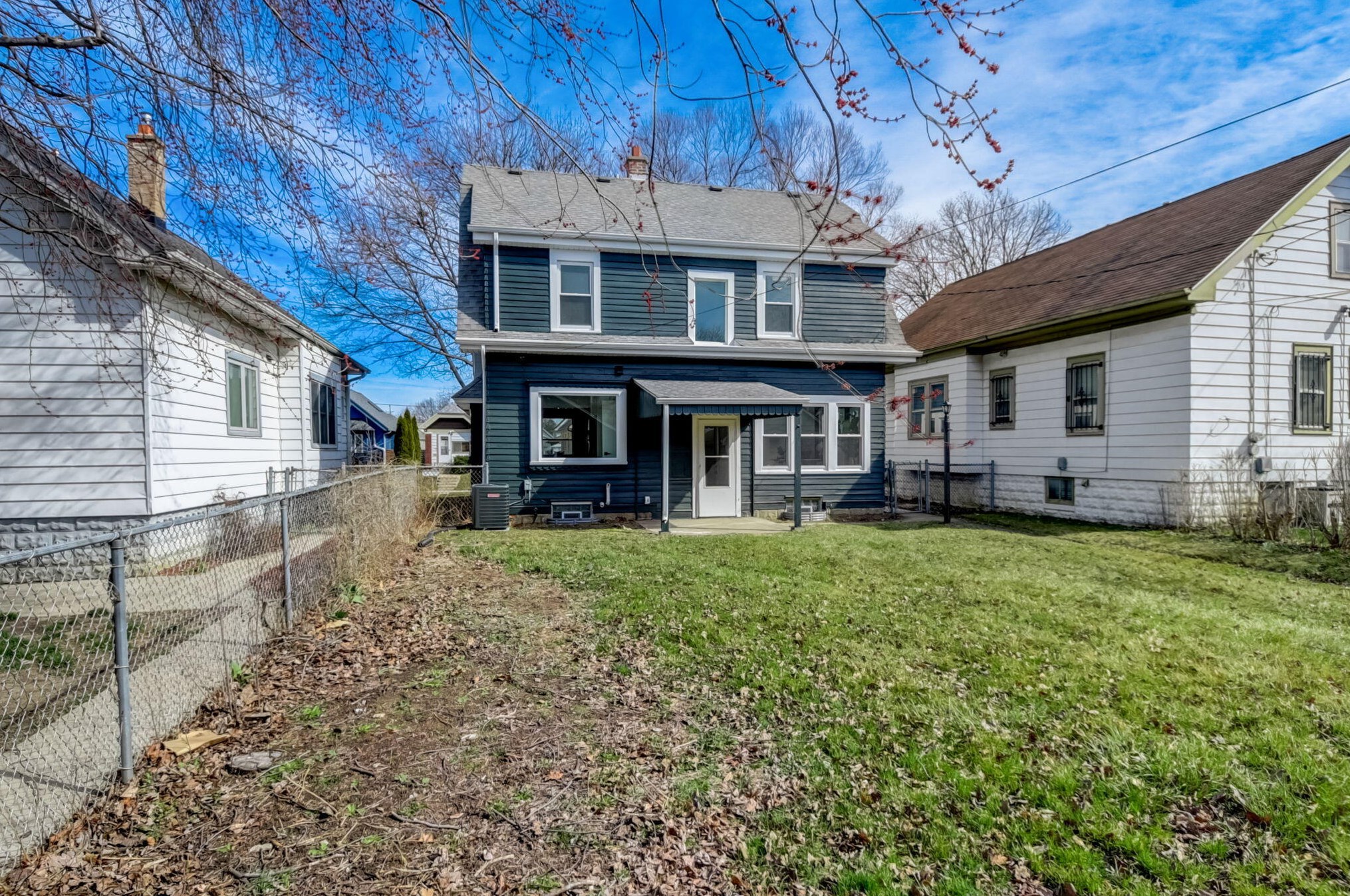 3469 Pierce St, Milwaukee WI  53215-1101 exterior