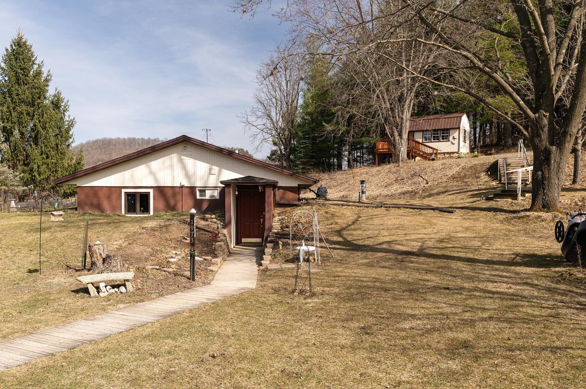 13617 Ames Dr, Viola WI  54664-8811 exterior