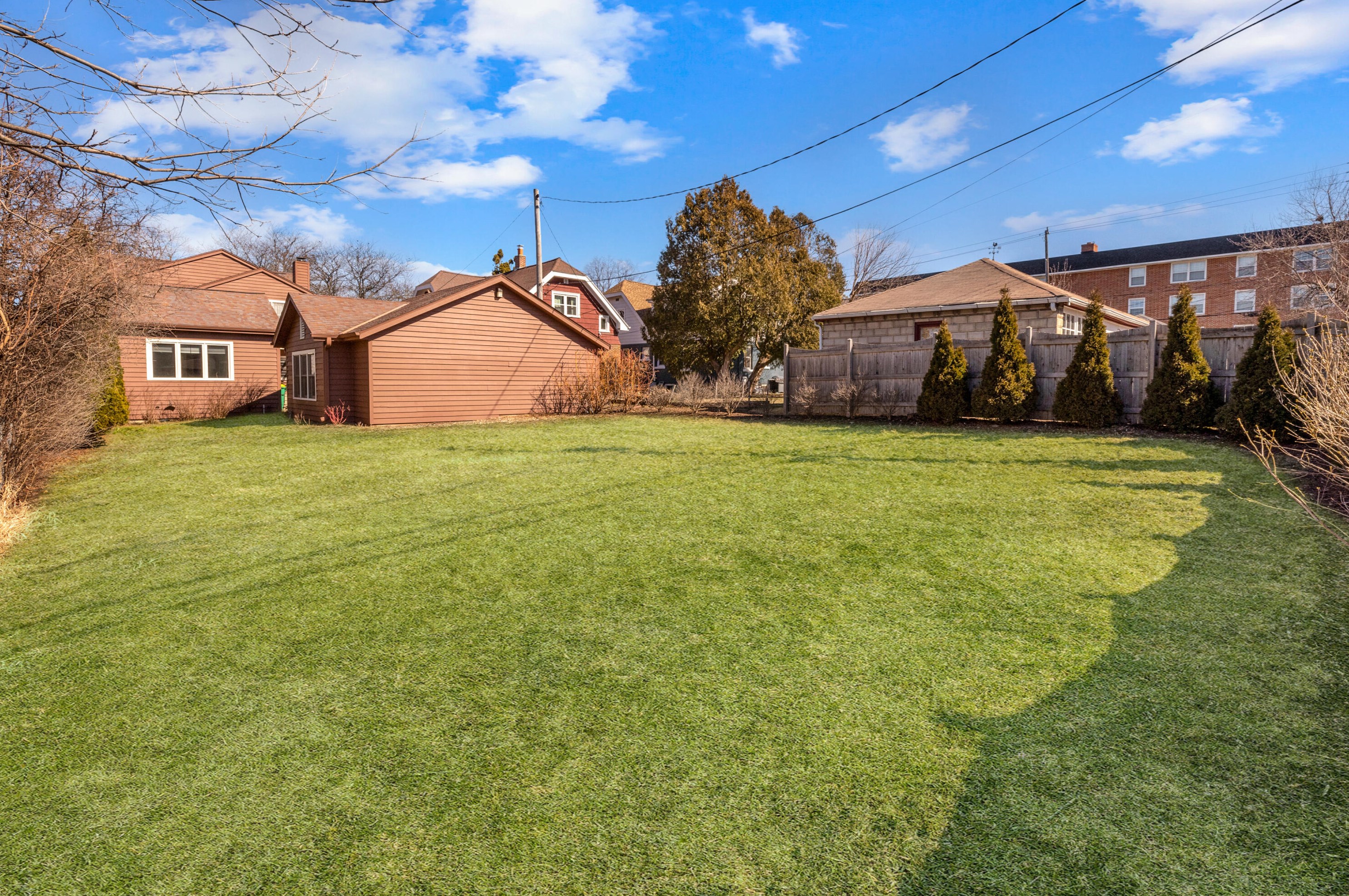 1623 Lk Blf Blvd, Milwaukee WI 53211-1518 exterior