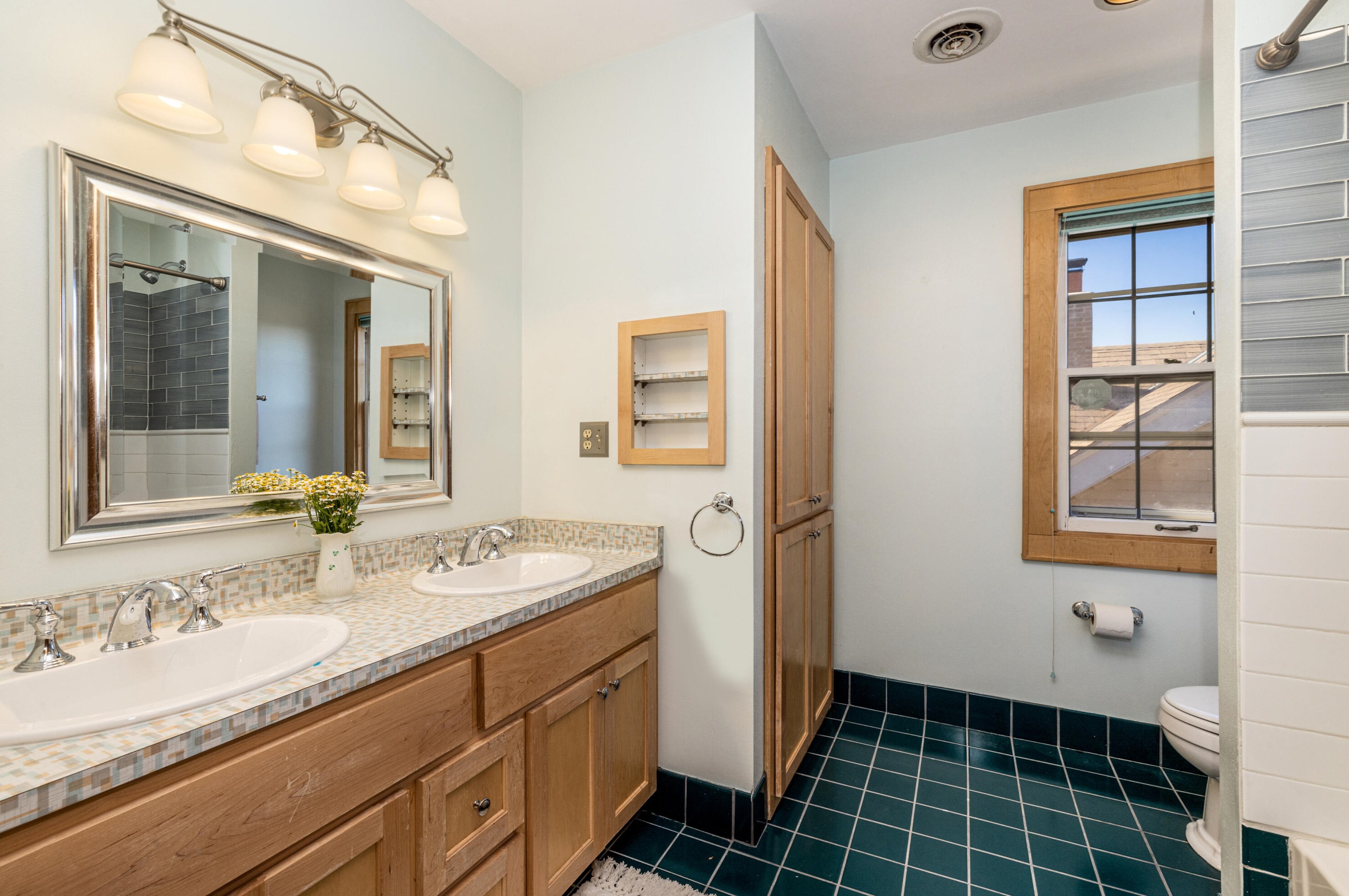 1623 Lk Blf Blvd, Milwaukee WI 53211-1518 exterior