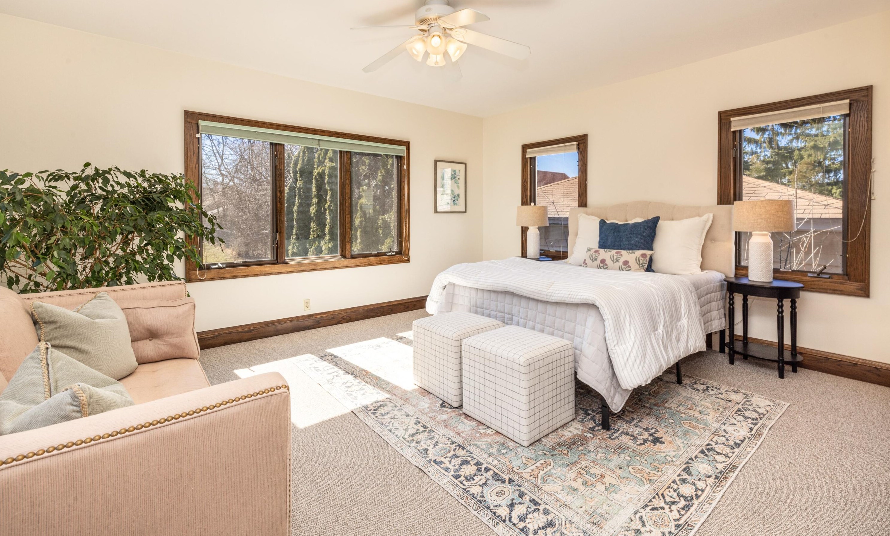 1623 Lk Blf Blvd, Milwaukee WI 53211-1518 exterior